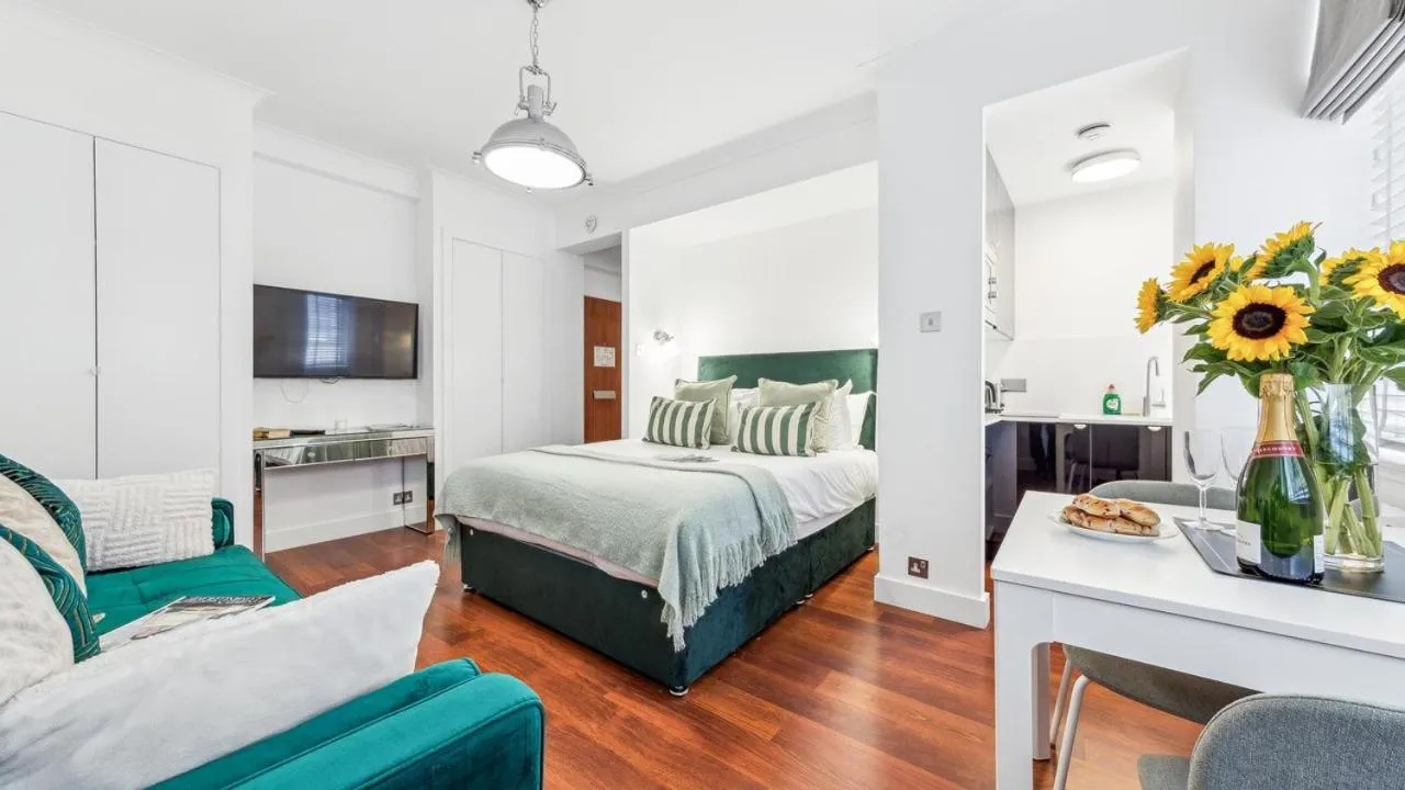 Bed in Nell Gwynn Chelsea Accommodation