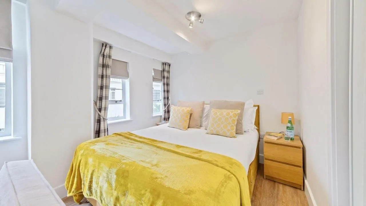 Bed in Nell Gwynn Chelsea Accommodation