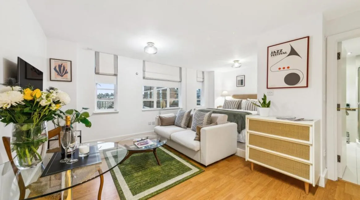 Bed in Nell Gwynn Chelsea Accommodation