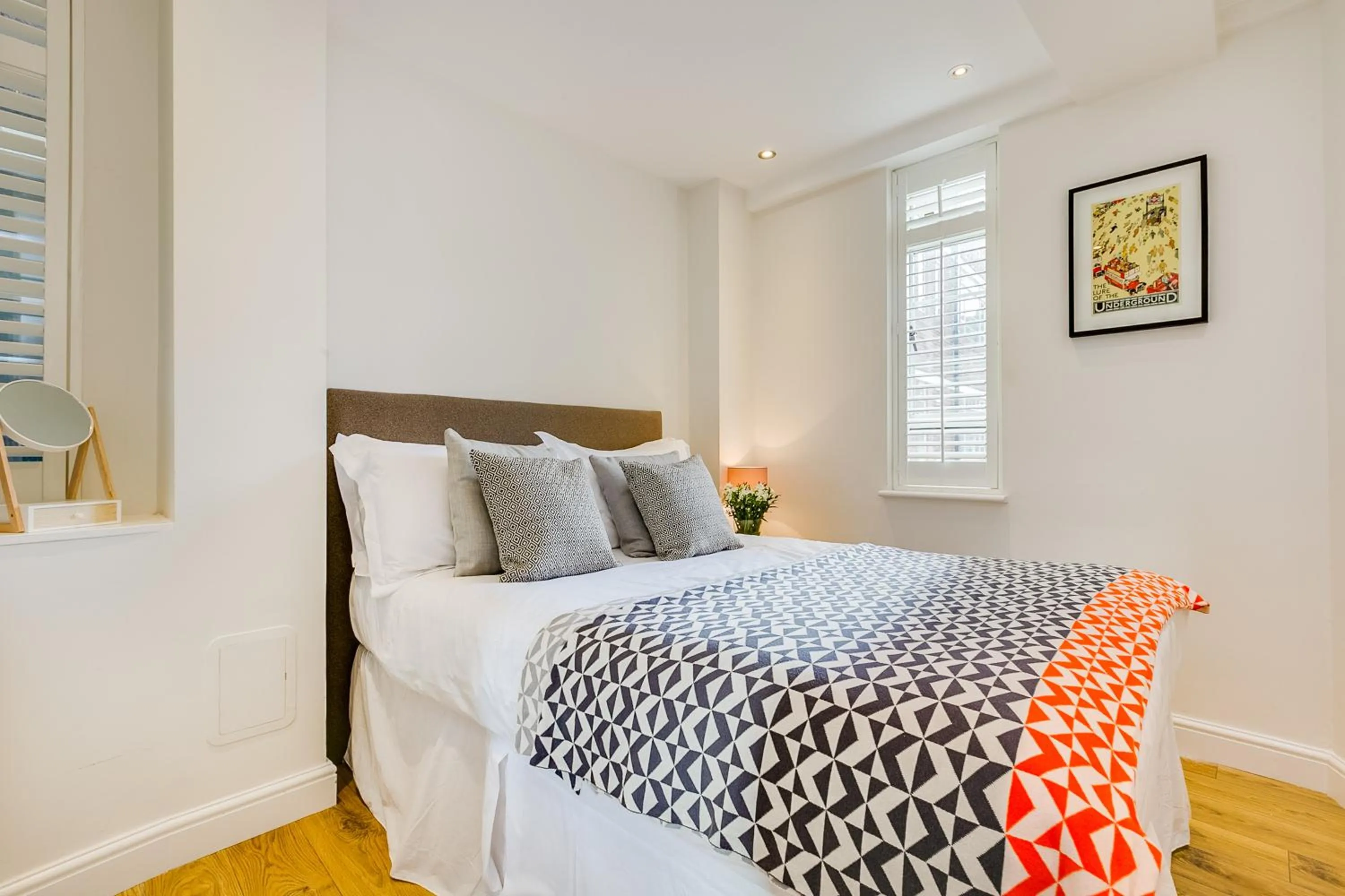 Bedroom, Bed in Nell Gwynn Chelsea Accommodation