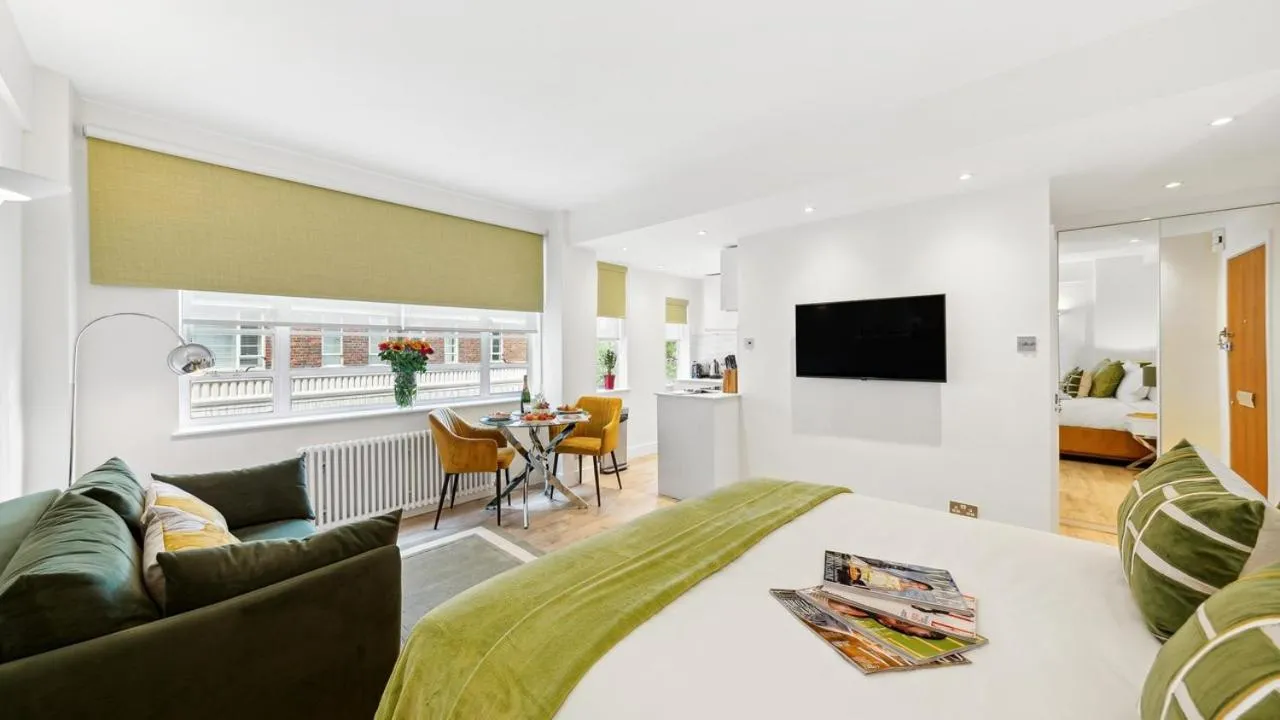 Bed in Nell Gwynn Chelsea Accommodation