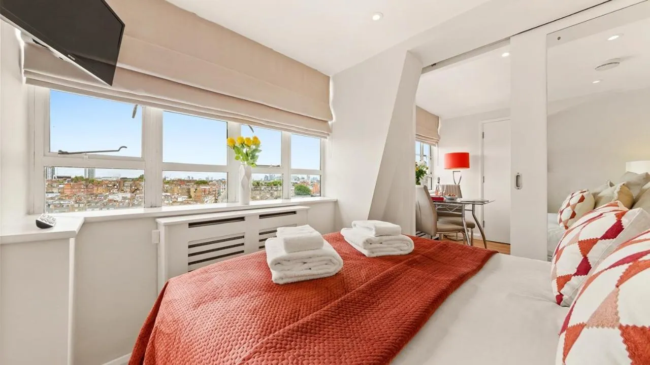 Bed in Nell Gwynn Chelsea Accommodation