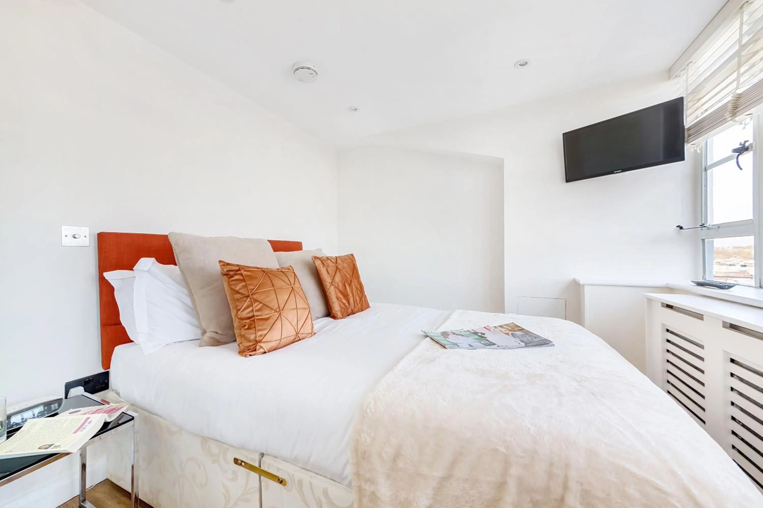 Bed in Nell Gwynn Chelsea Accommodation