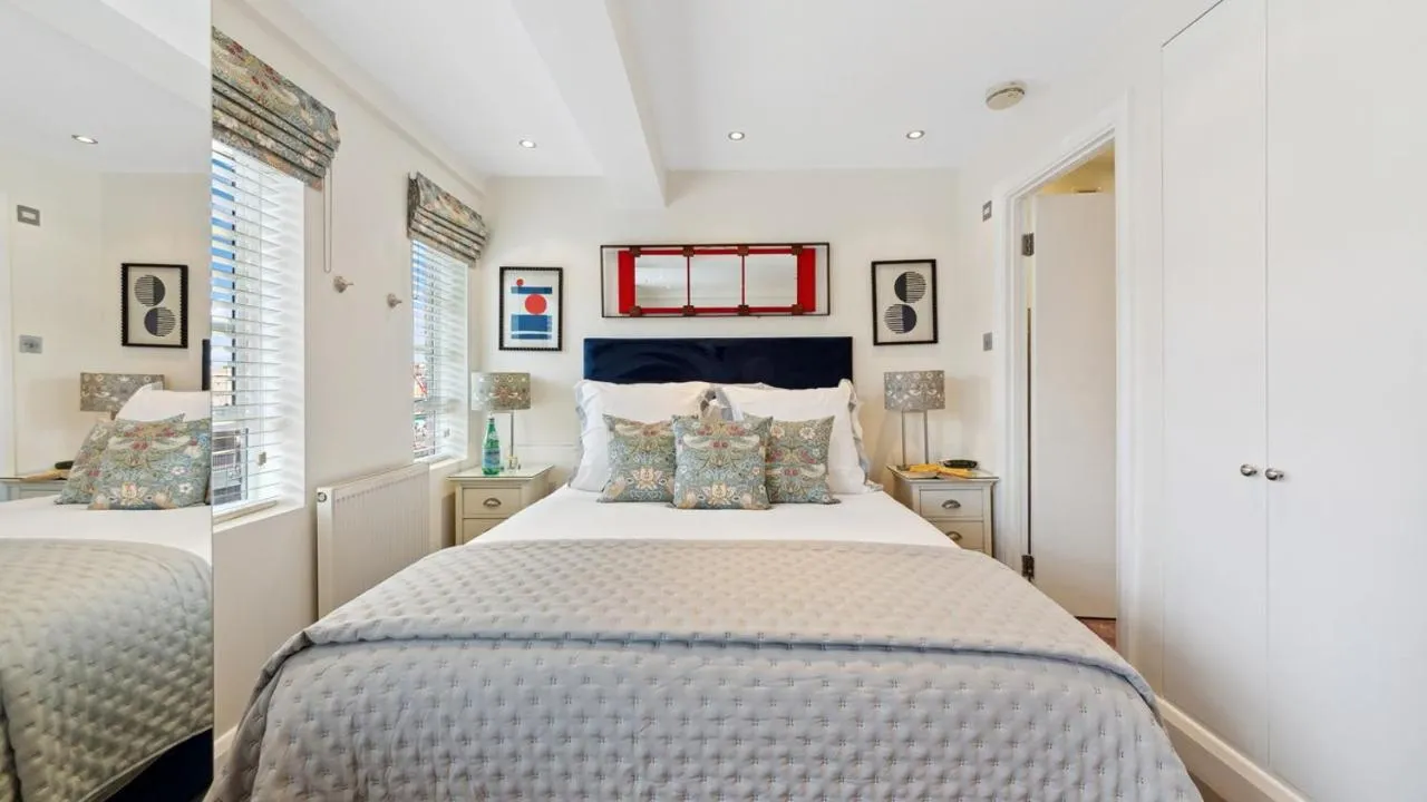 Bed in Nell Gwynn Chelsea Accommodation