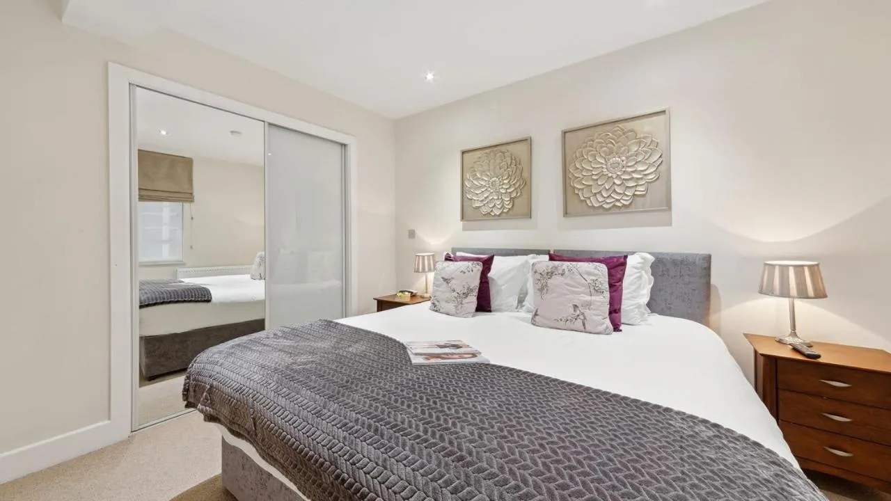 Bed in Nell Gwynn Chelsea Accommodation