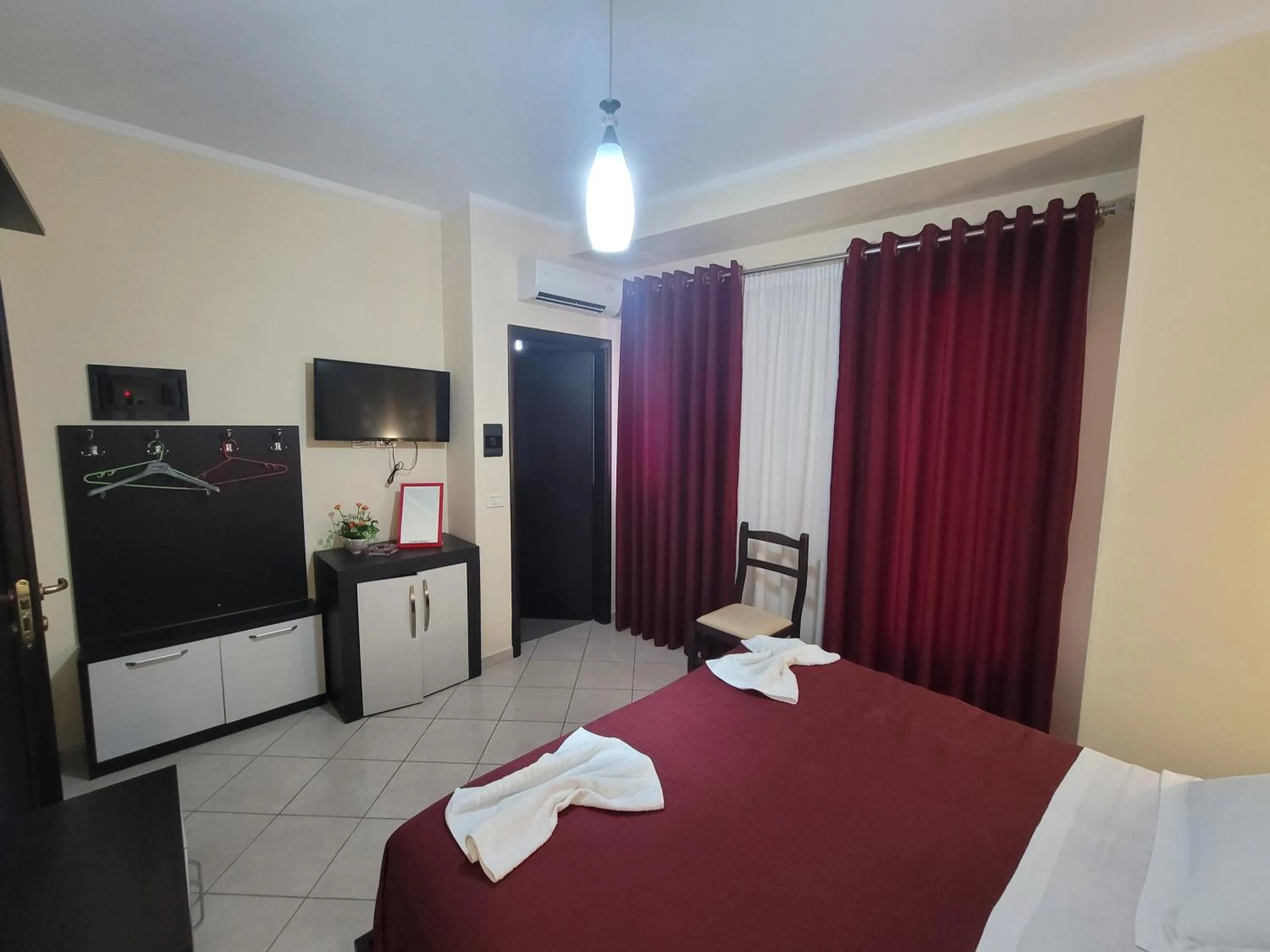 Communal lounge/ TV room, Bed in Haris Hotel