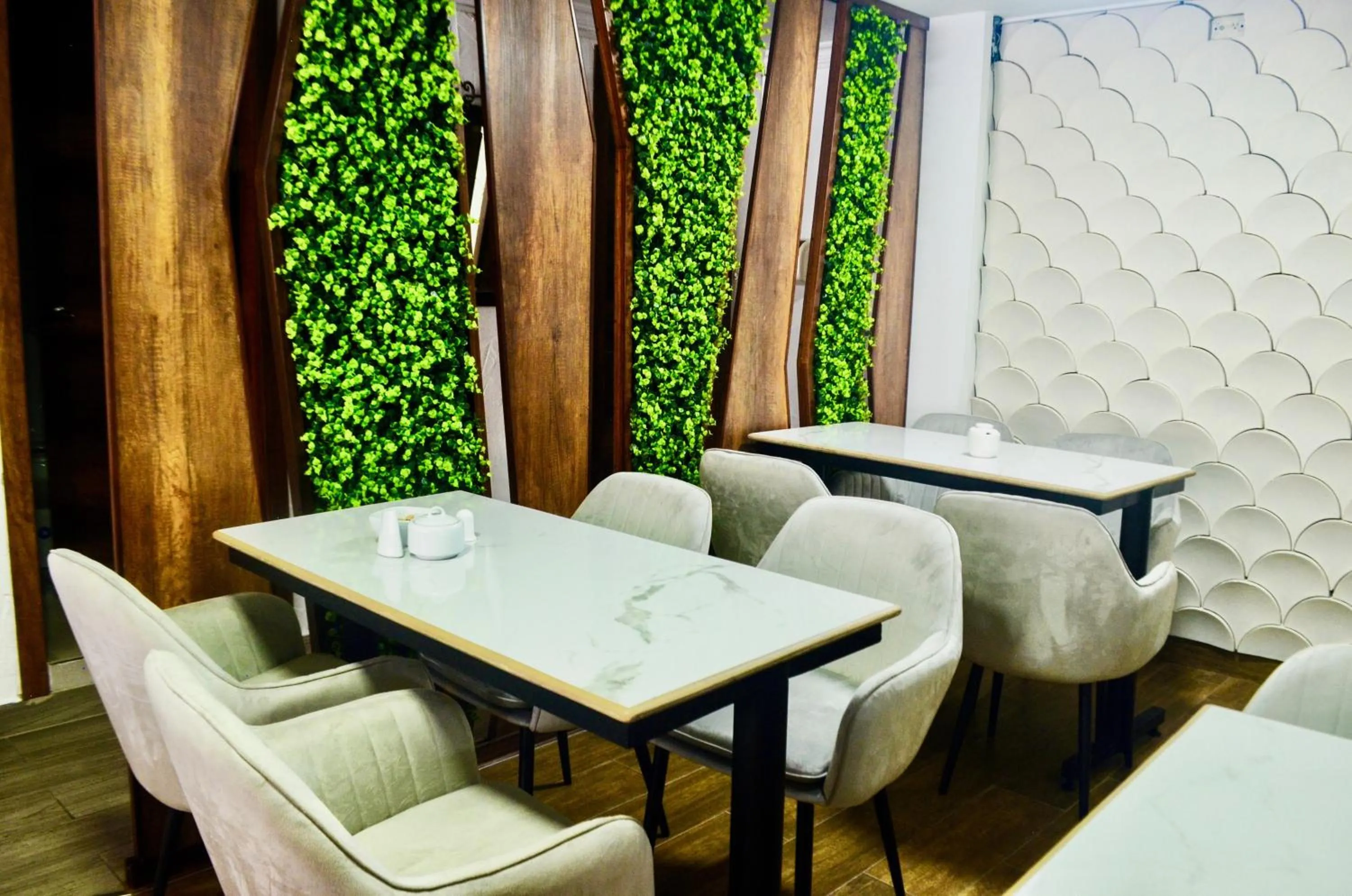 Restaurant/places to eat in Hotel Imperial