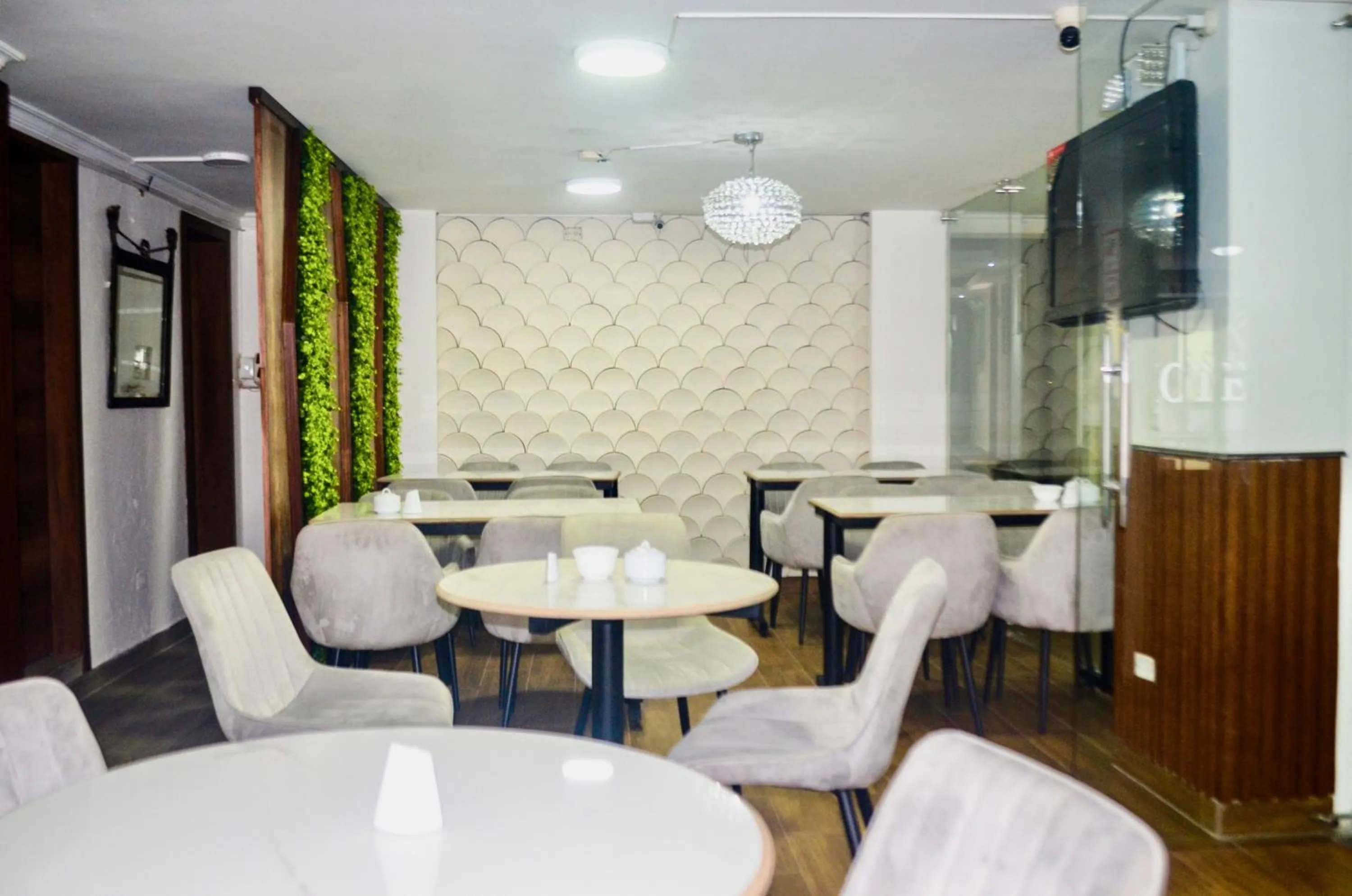 Restaurant/places to eat in Hotel Imperial