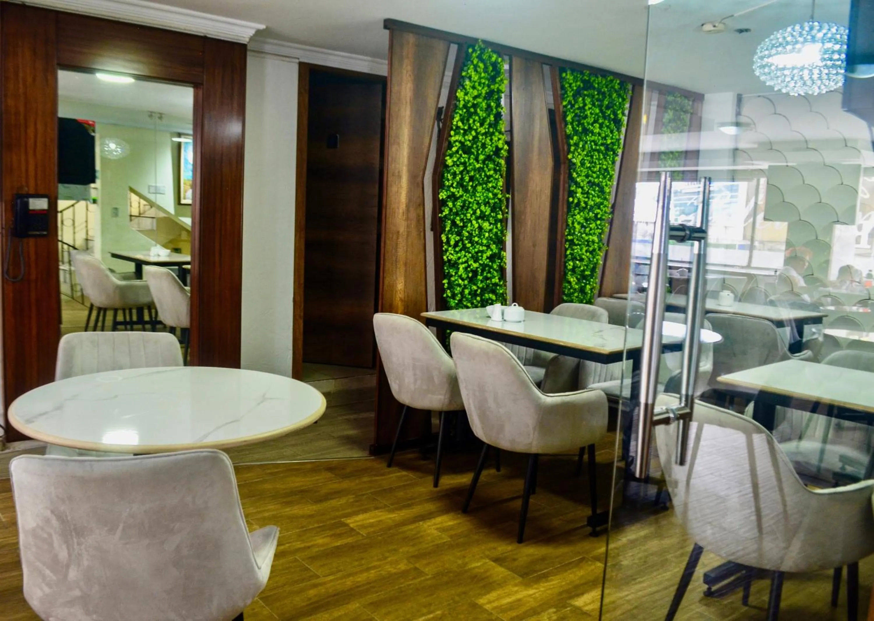 Restaurant/places to eat in Hotel Imperial