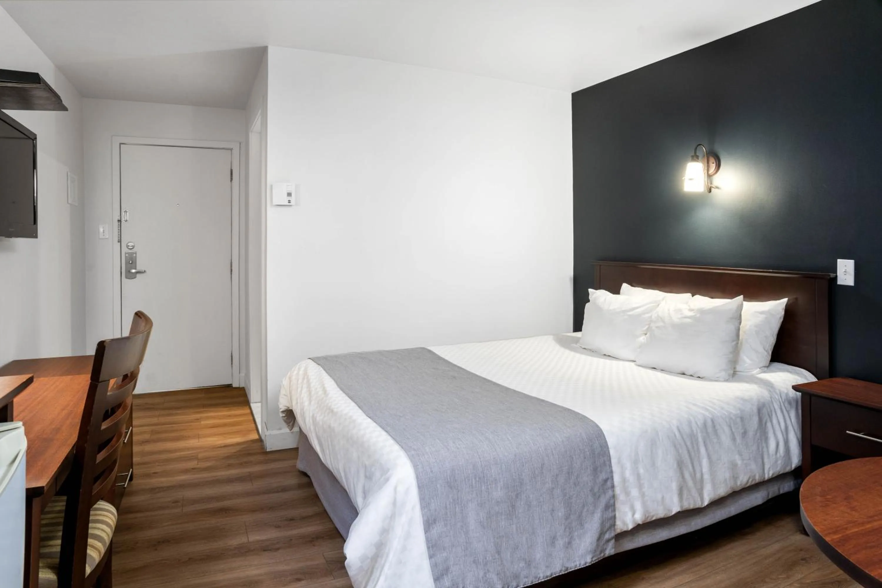 Photo of the whole room in Hôtel Marineau Centre