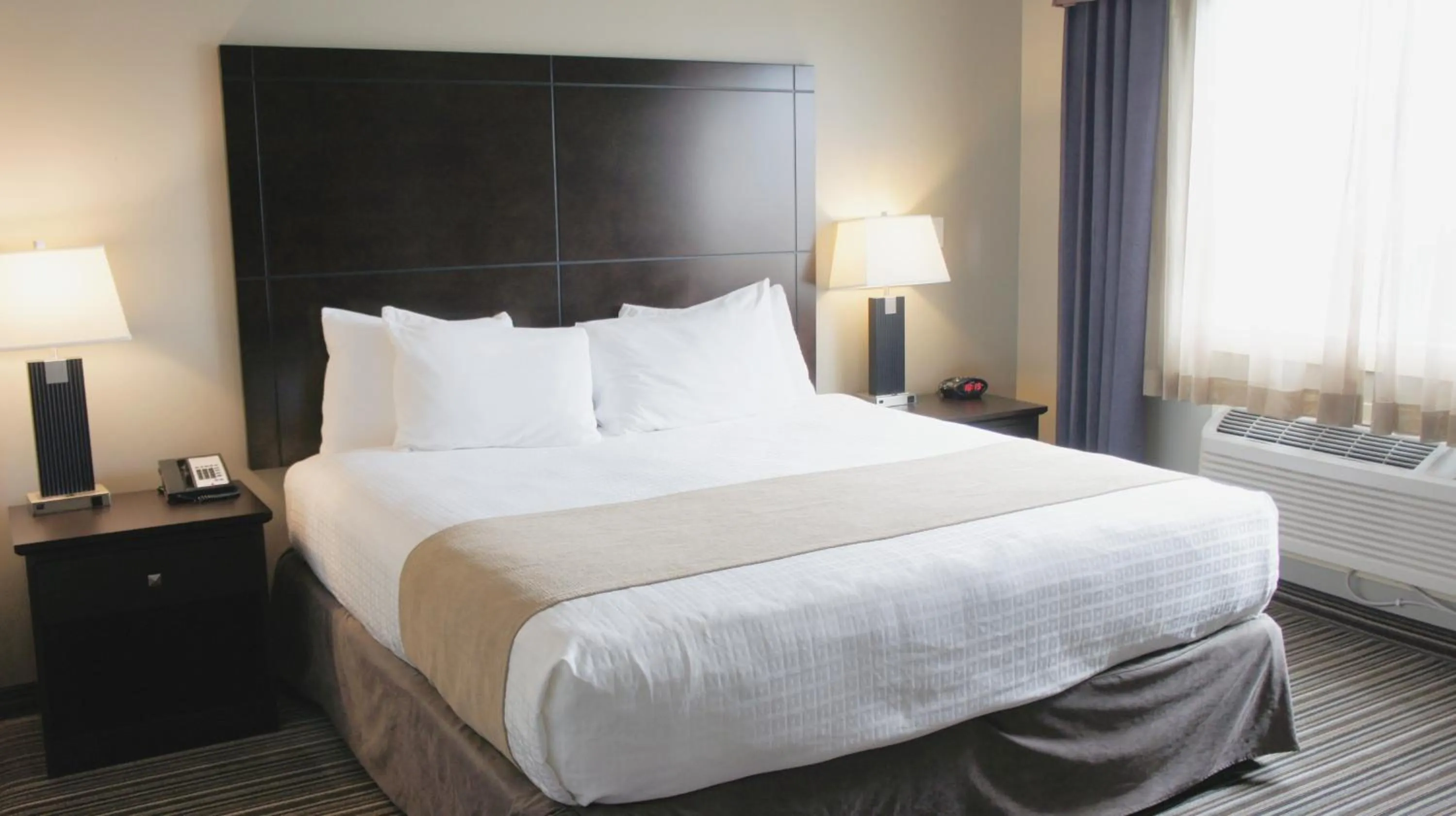 Bed in Best Western PLUS Fort Saskatchewan Inn & Suites