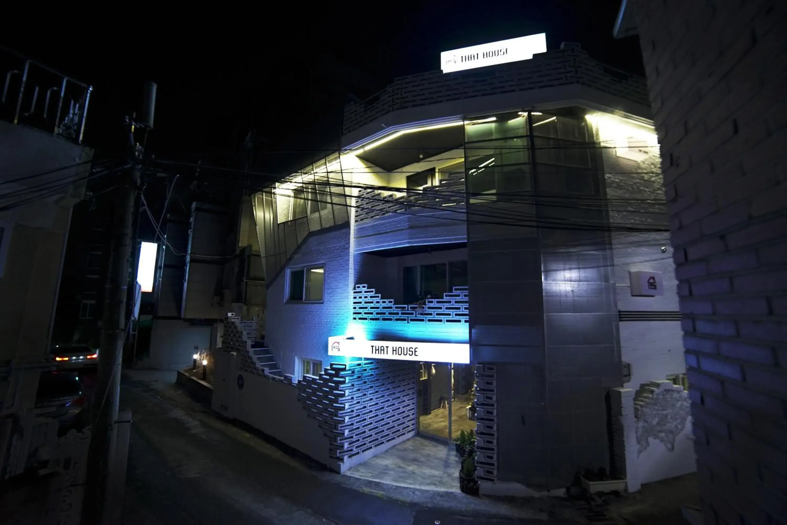 Facade/entrance in That House Hongdae Facade/entrance in That House Hongdae
