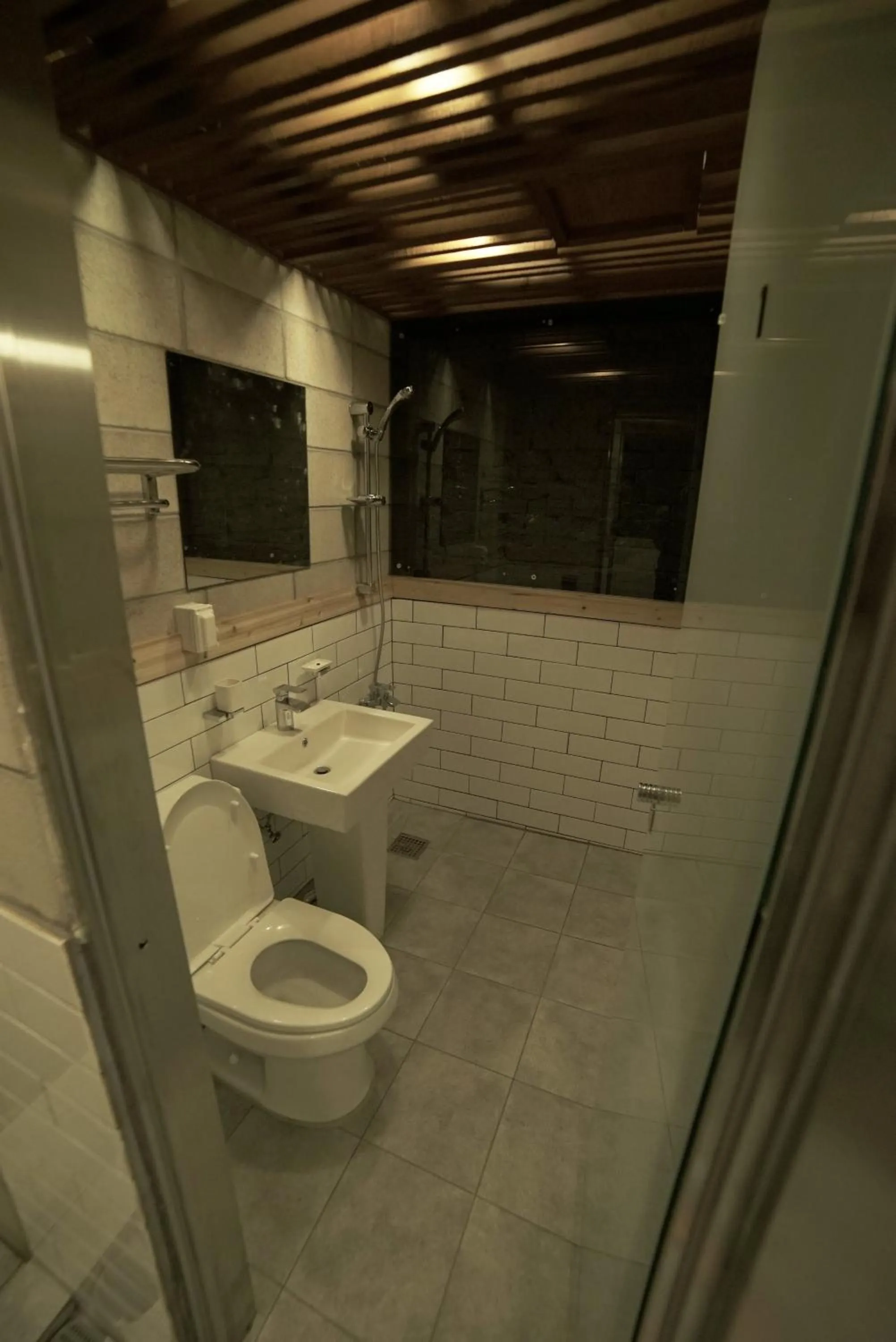 Shower in That House Hongdae