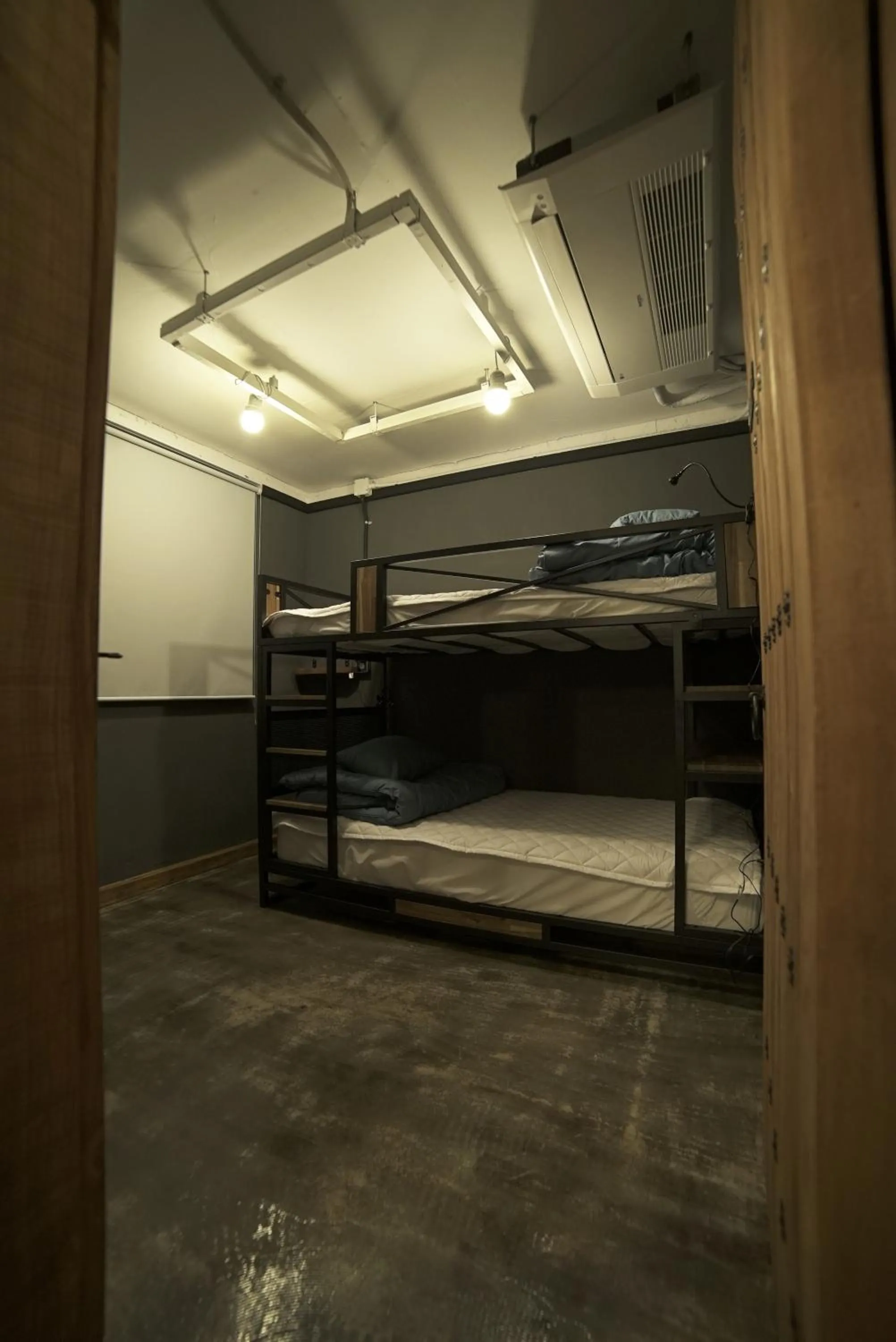 Staff, Bed in That House Hongdae