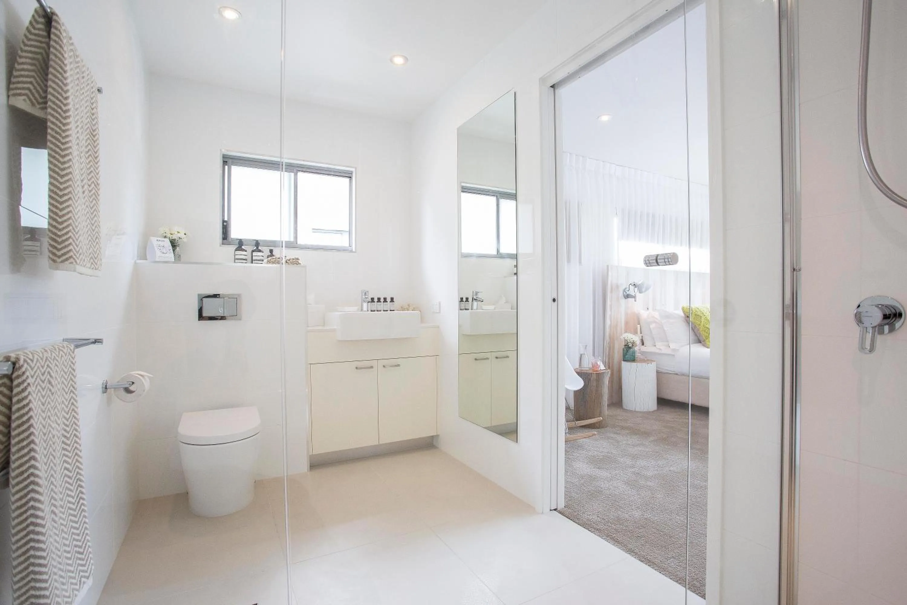 Bathroom, Bed in 10 Hastings Street Motel