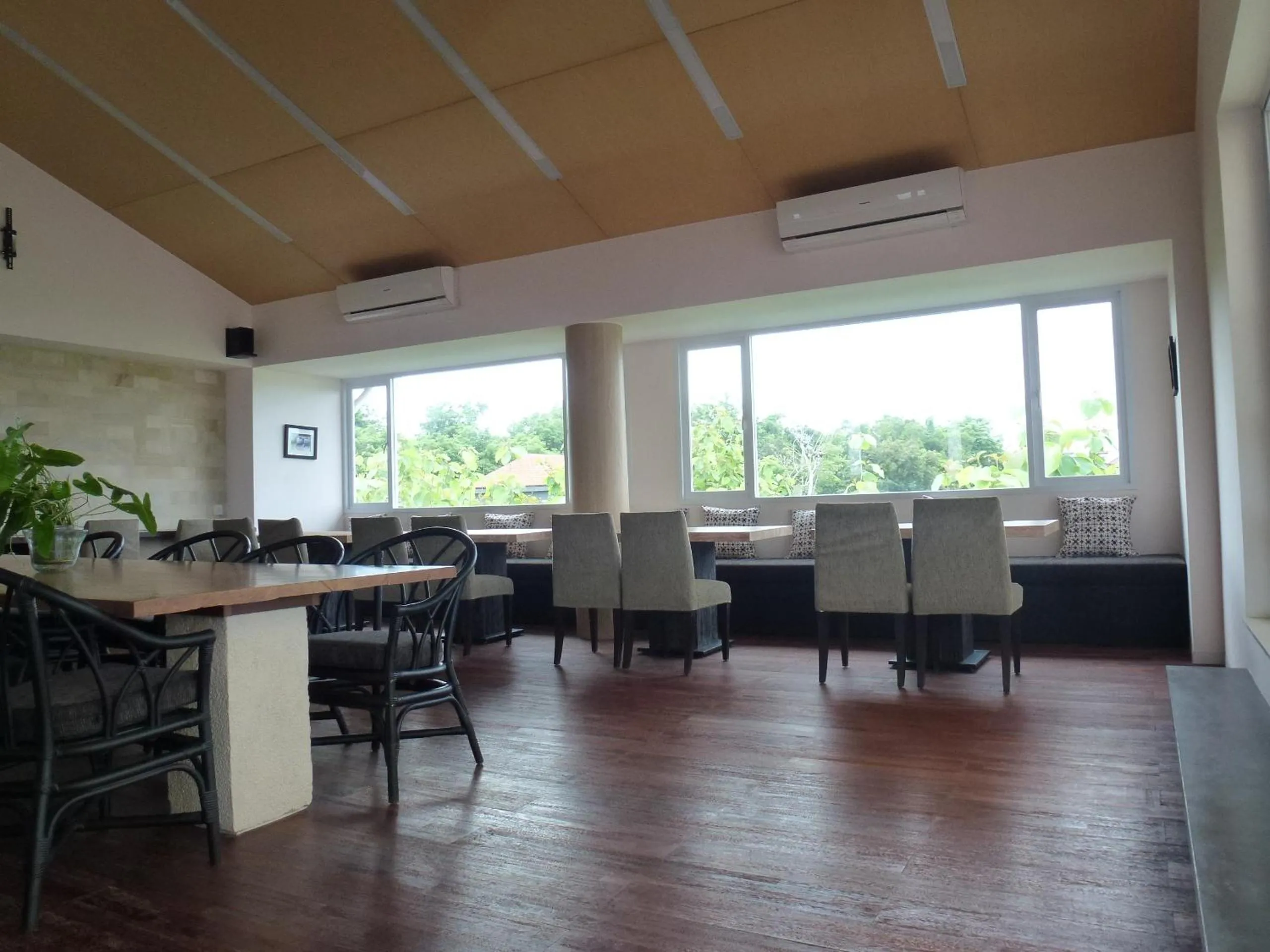 Restaurant/places to eat in Allia Residence