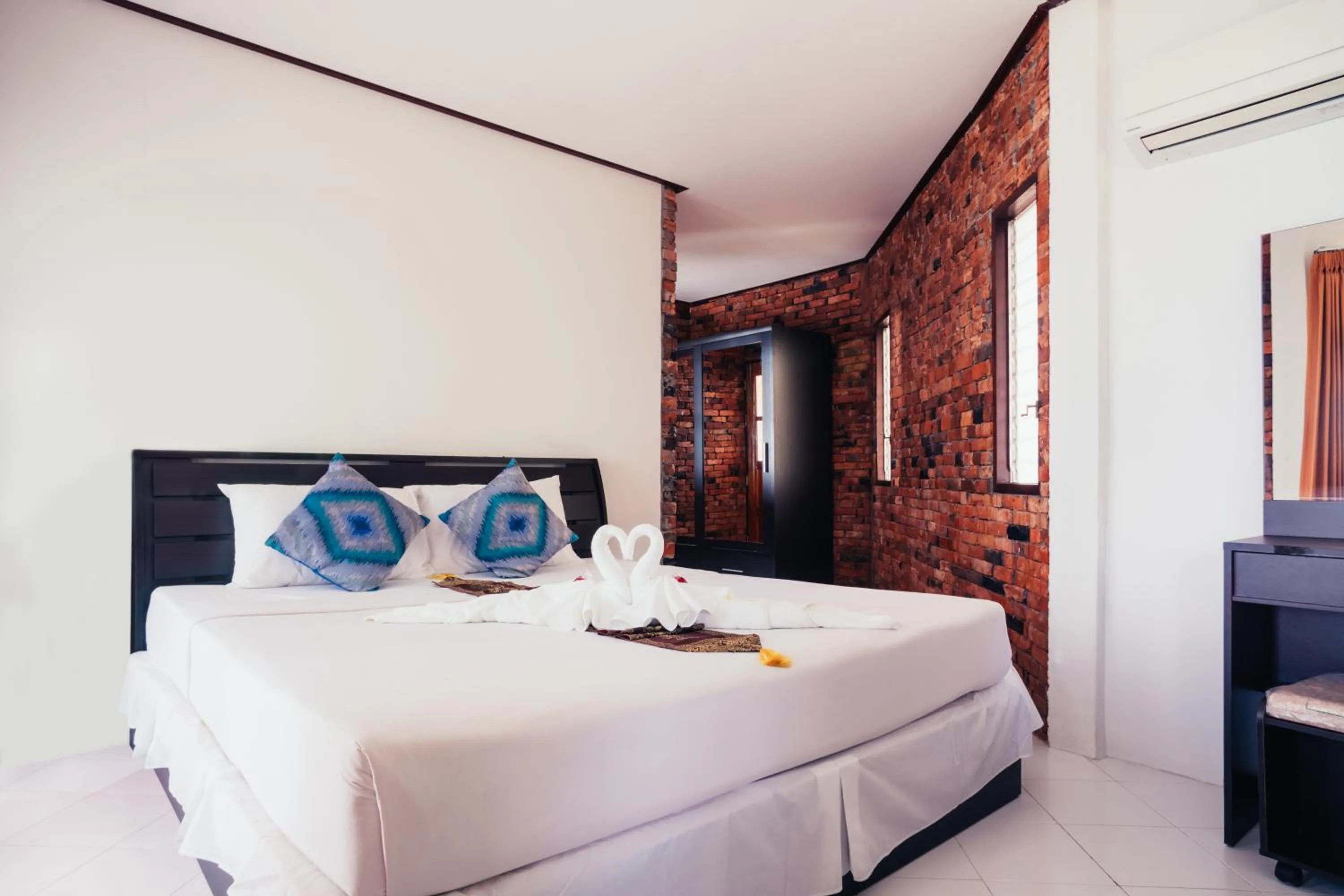 Photo of the whole room, Bed in Adang Island Resort