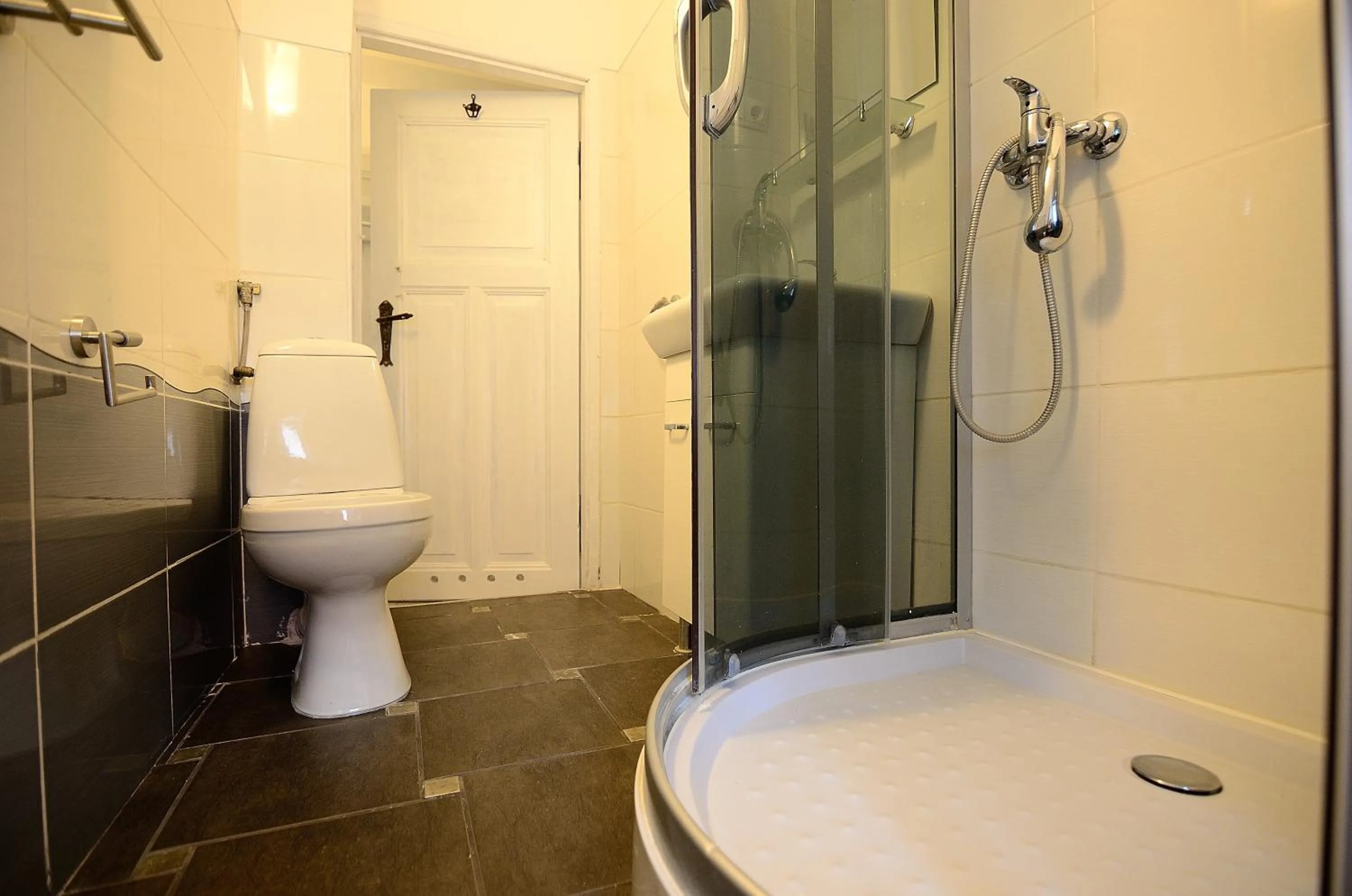 Shower in Victus Apartamenty, Apartamenty Adams