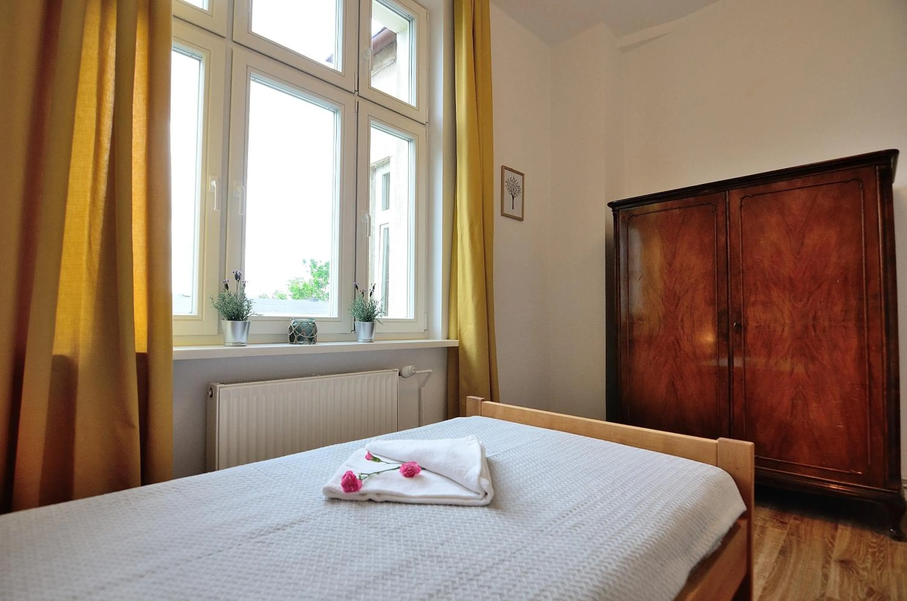 Bedroom, Bed in Victus Apartamenty, Apartamenty Adams