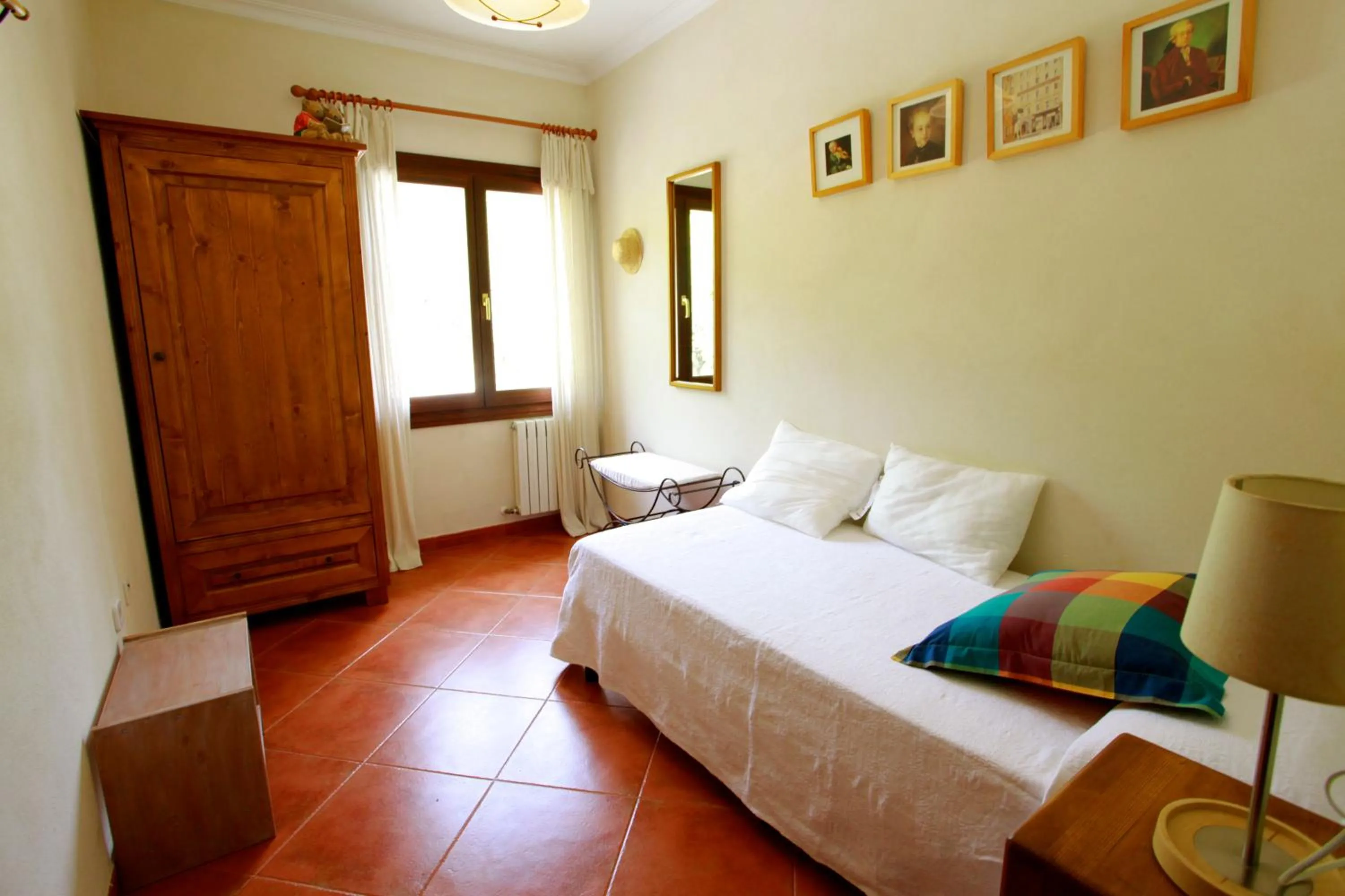 Photo of the whole room, Bed in Son Jan Nou