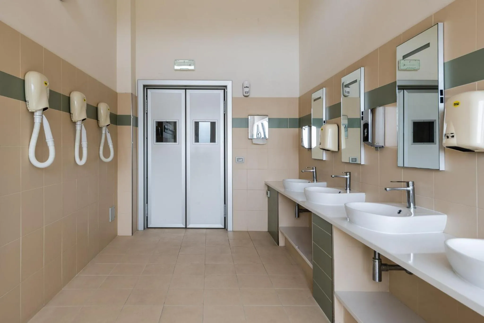 Bathroom in Eliopoli Beach Hostel & Restaurant