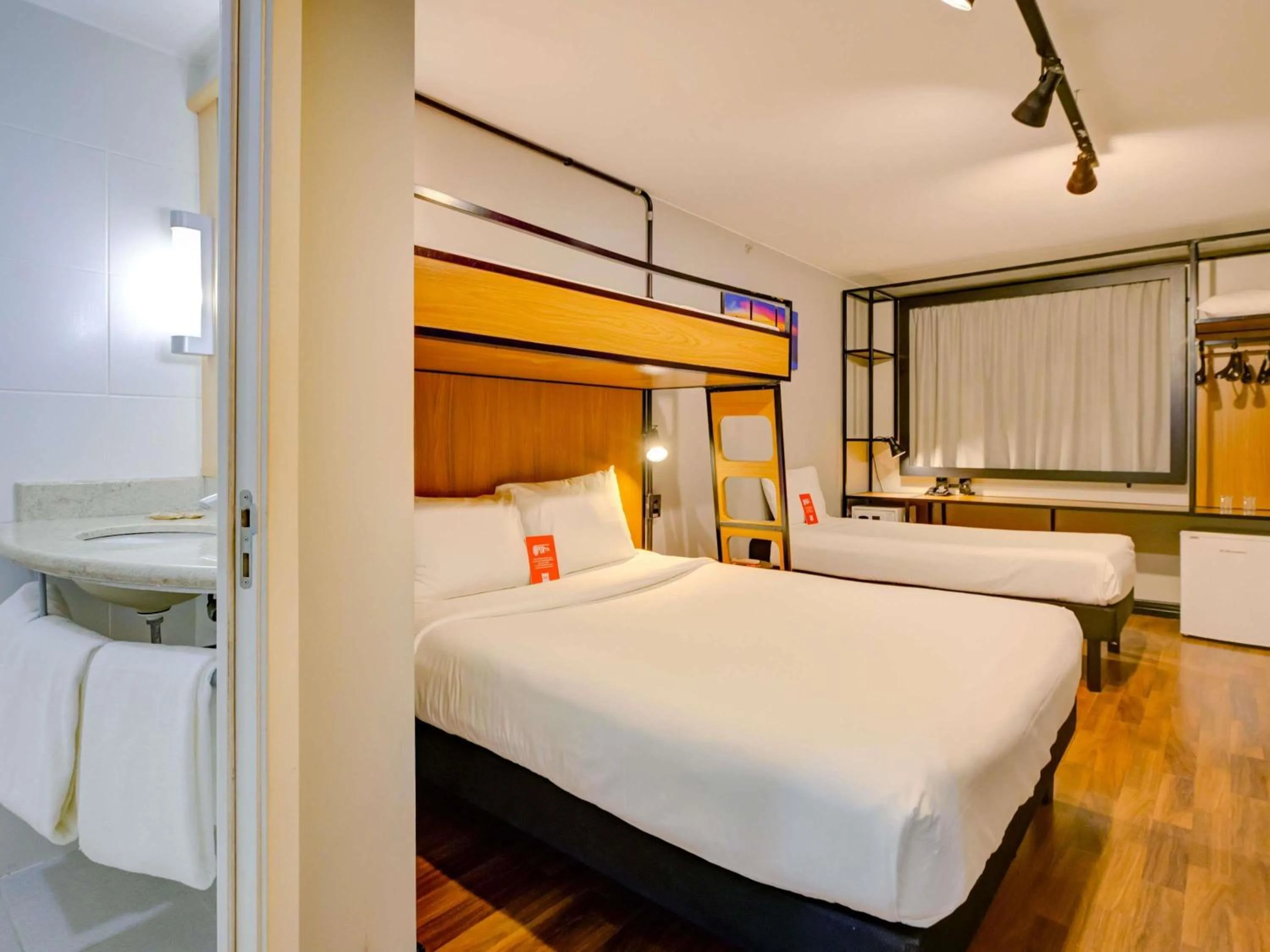 Bedroom, Bed in ibis Copacabana Posto 2