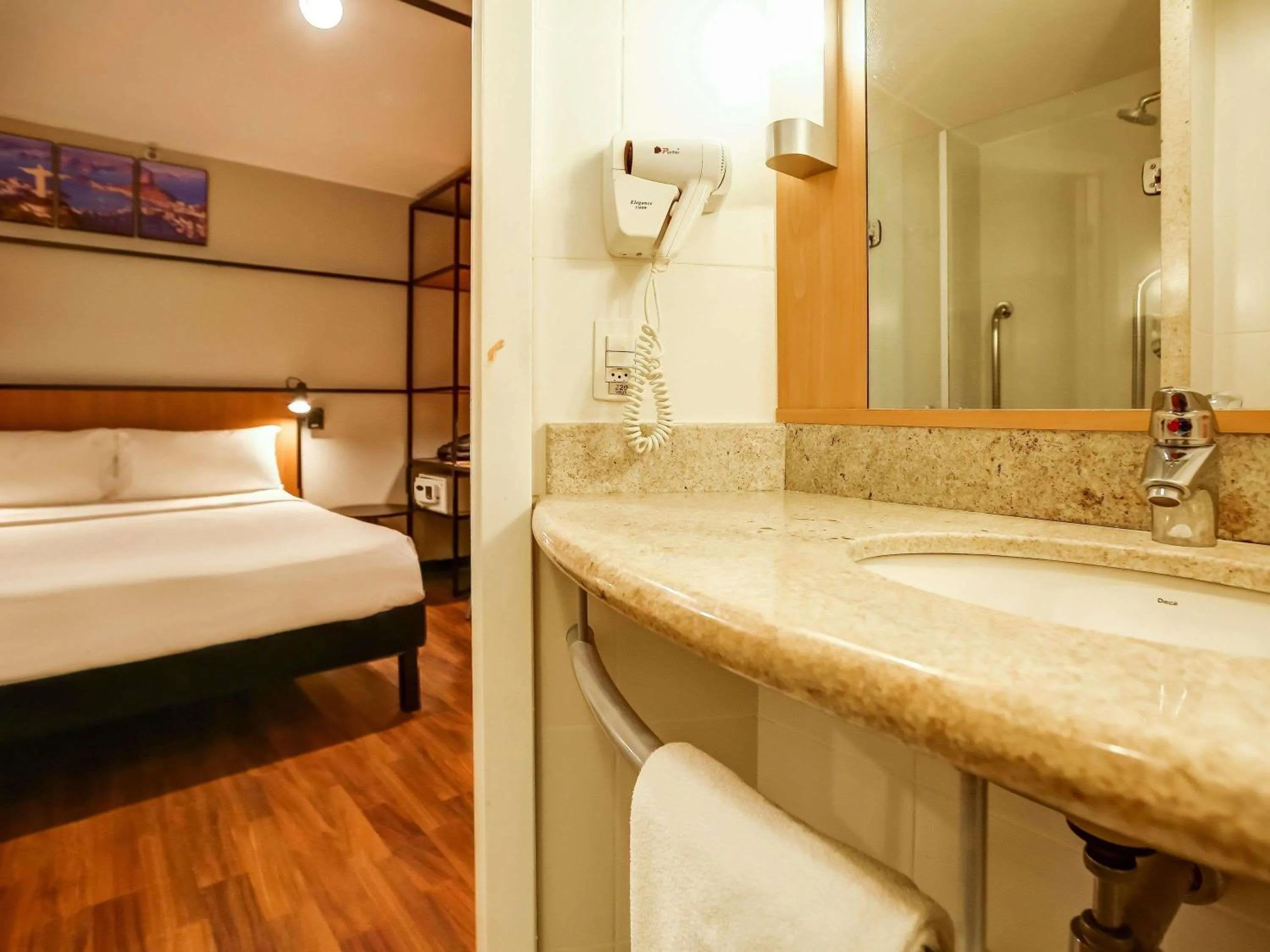 Bedroom, Bed in ibis Copacabana Posto 2