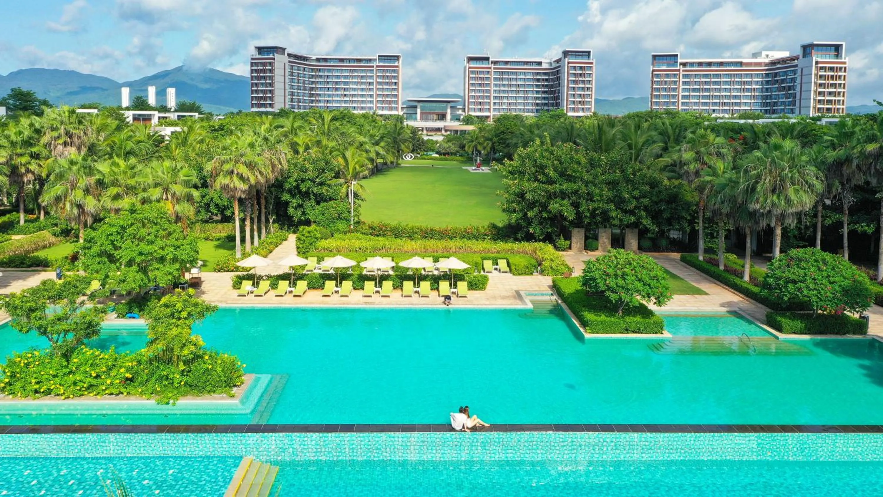 Swimming pool in Sofitel Sanya Leeman Resort