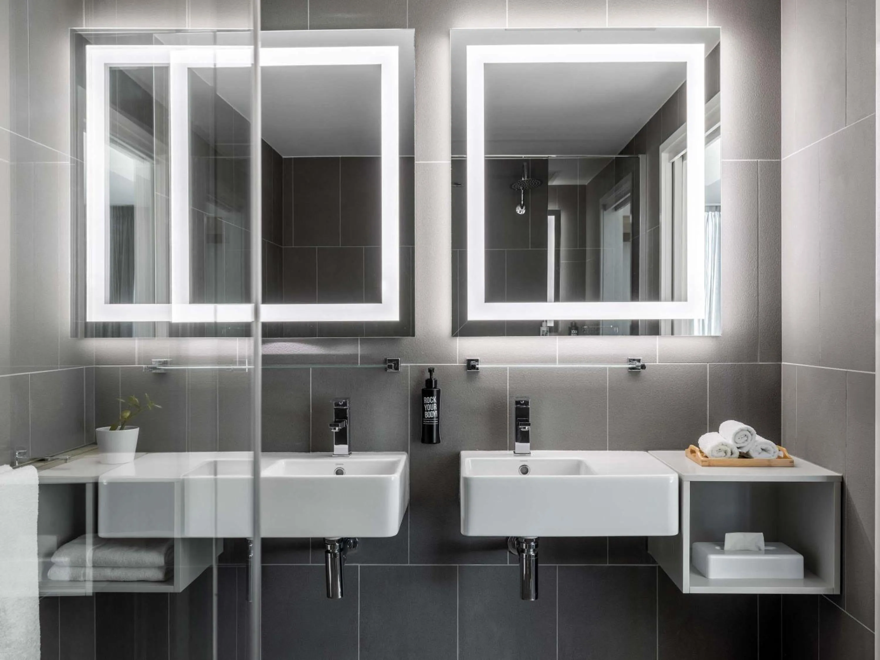 Bedroom in ibis Styles Brisbane Elizabeth Street