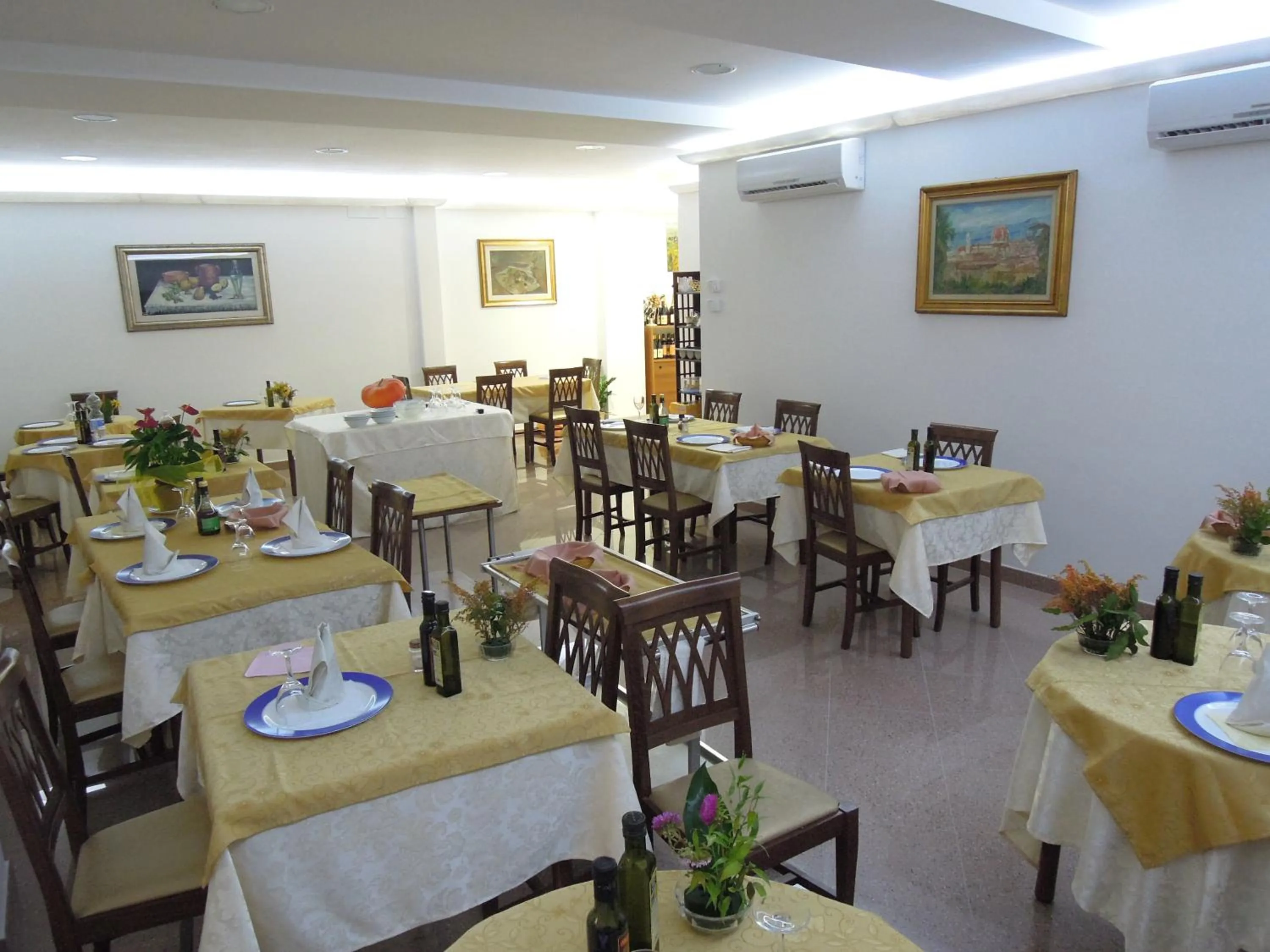 Restaurant/places to eat in Hotel Ambrogini