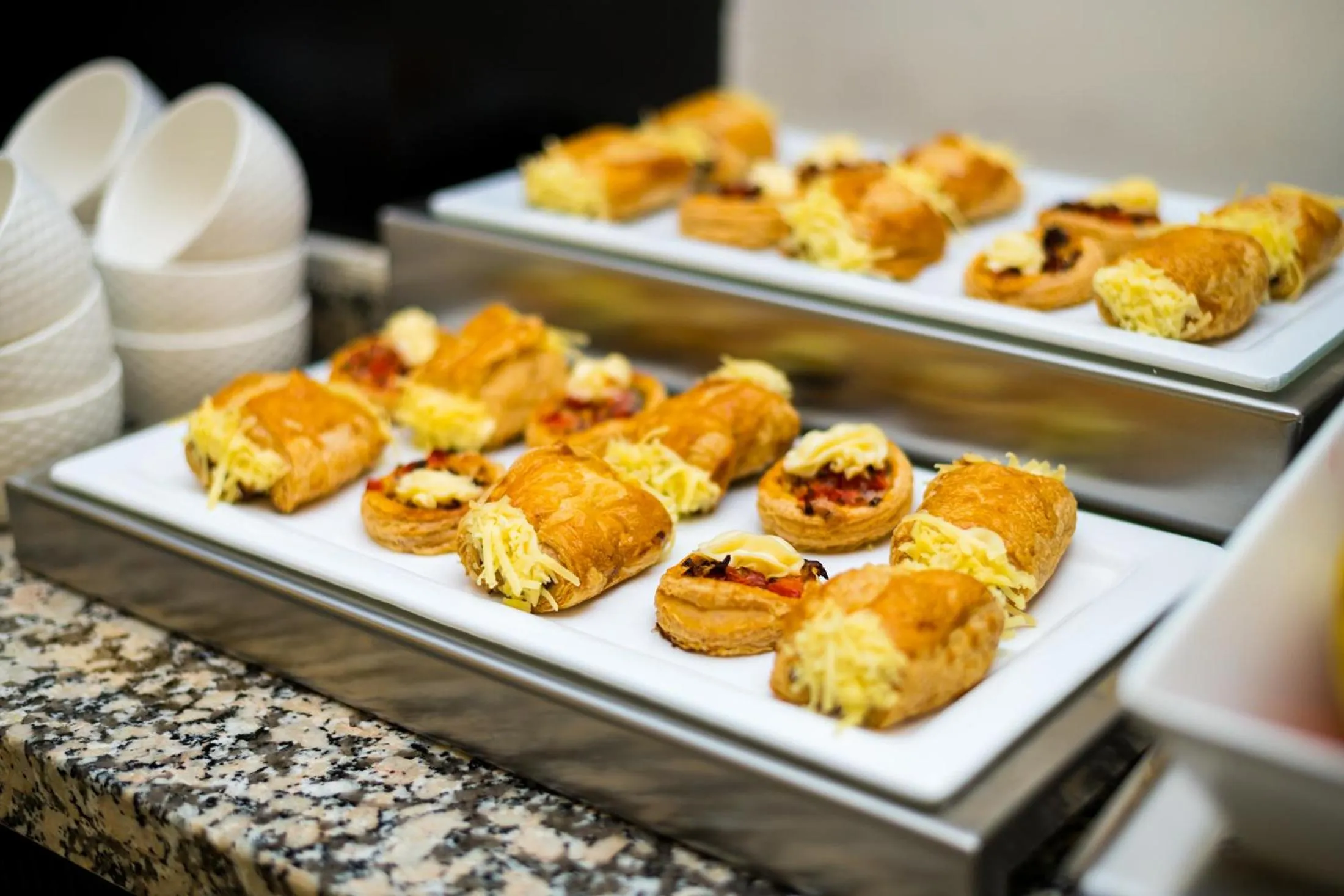 Restaurant/places to eat in Hotel Best Night