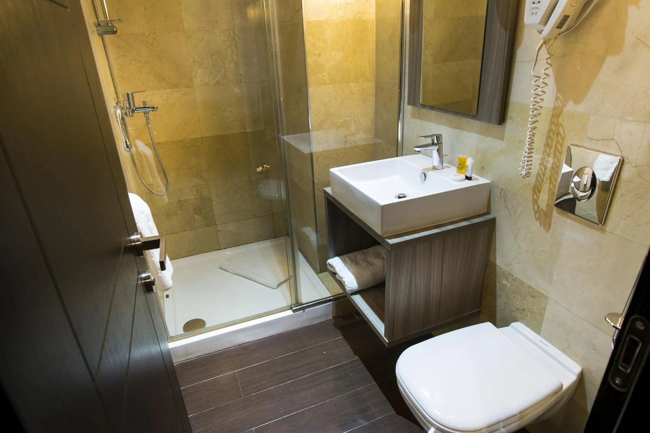 Shower in Hotel Best Night