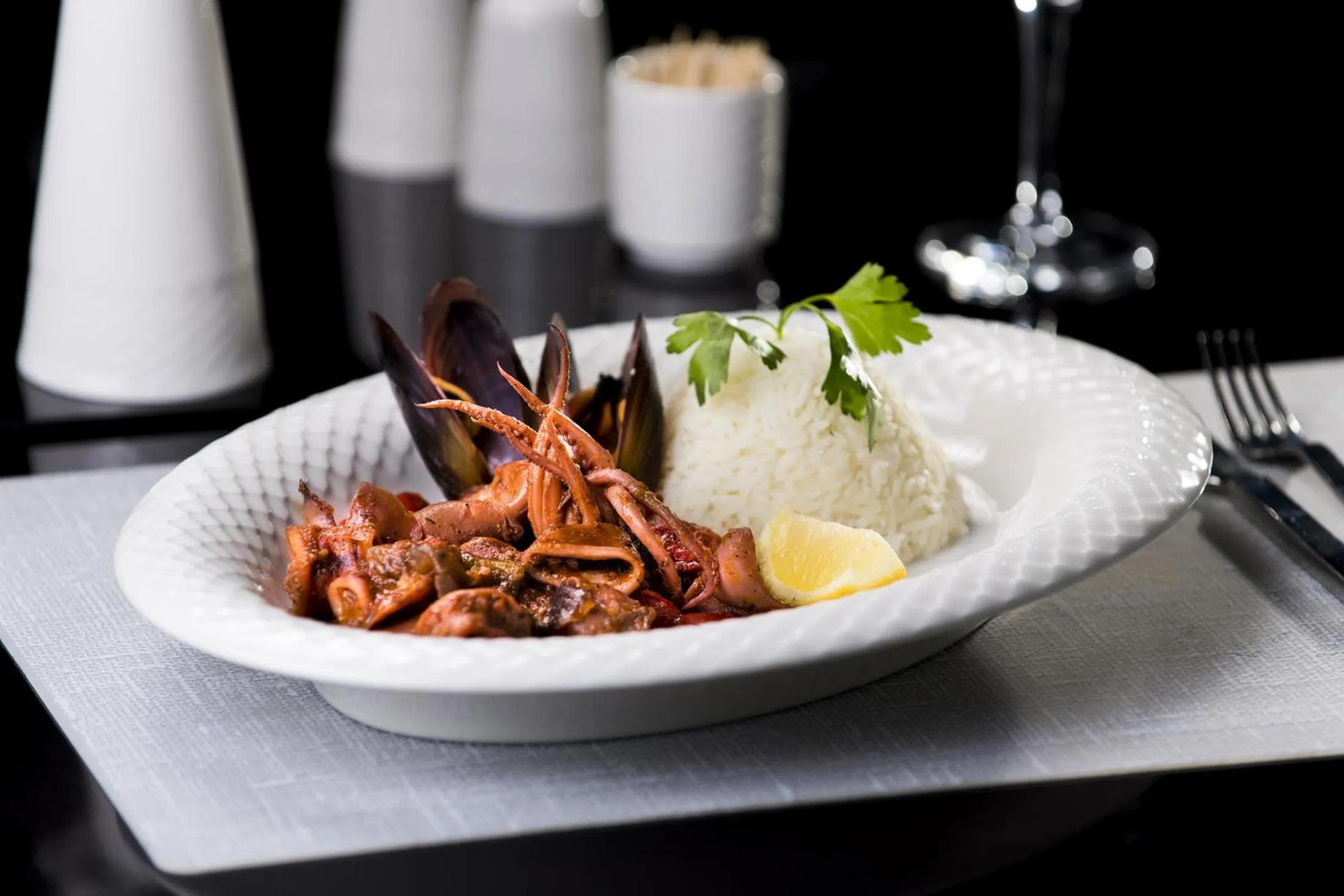 Restaurant/places to eat in Hotel Best Night