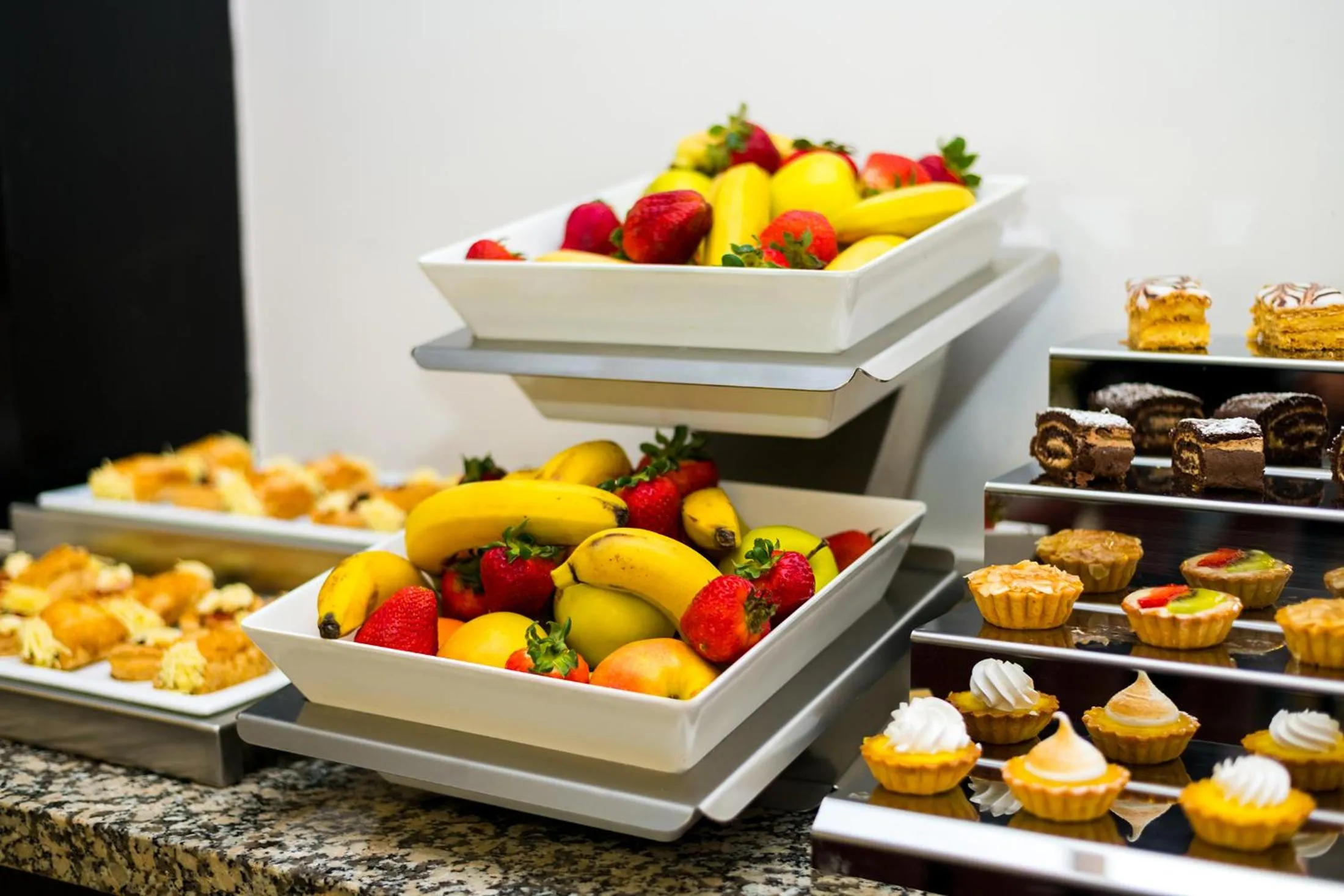 Restaurant/places to eat in Hotel Best Night