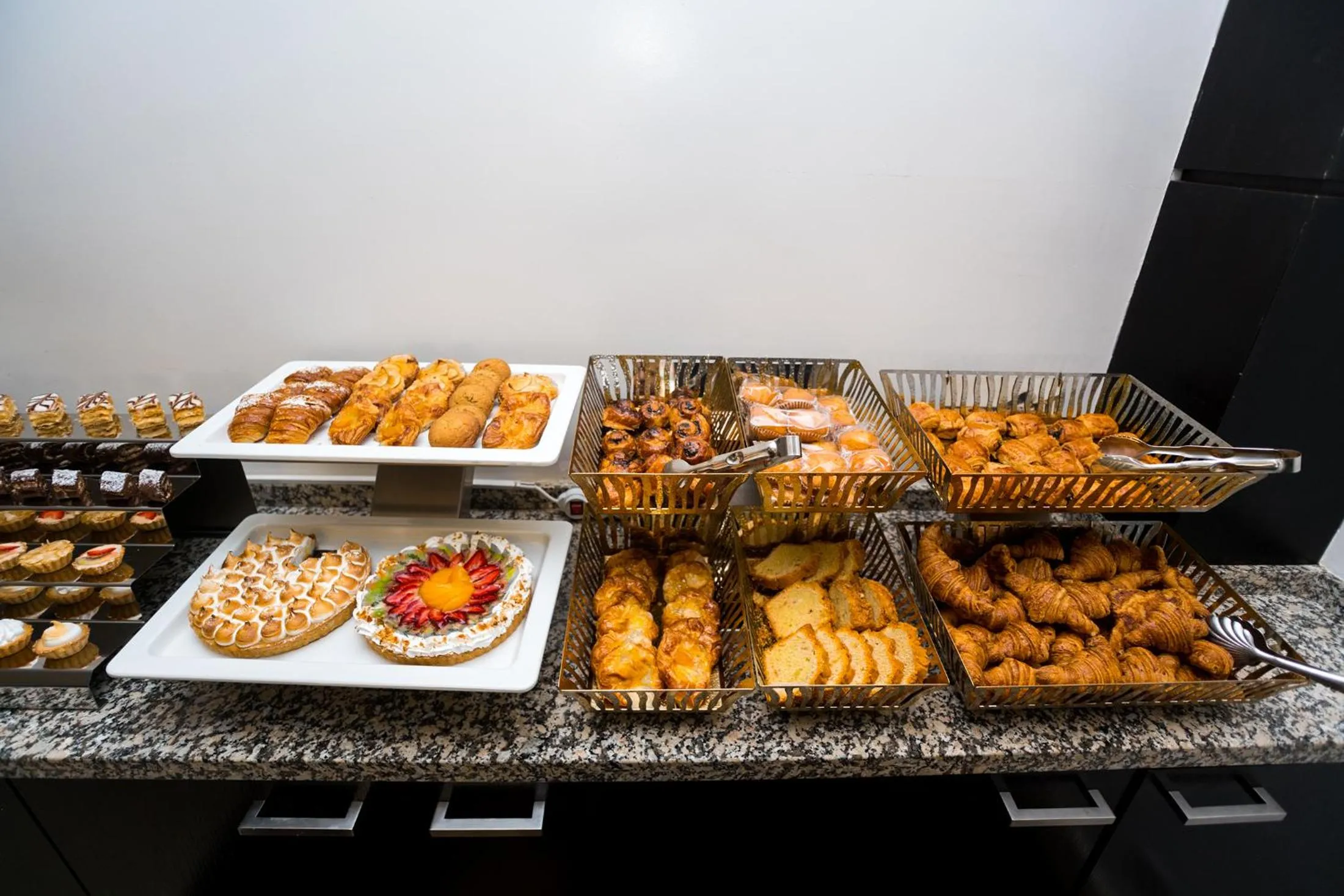 Restaurant/places to eat in Hotel Best Night