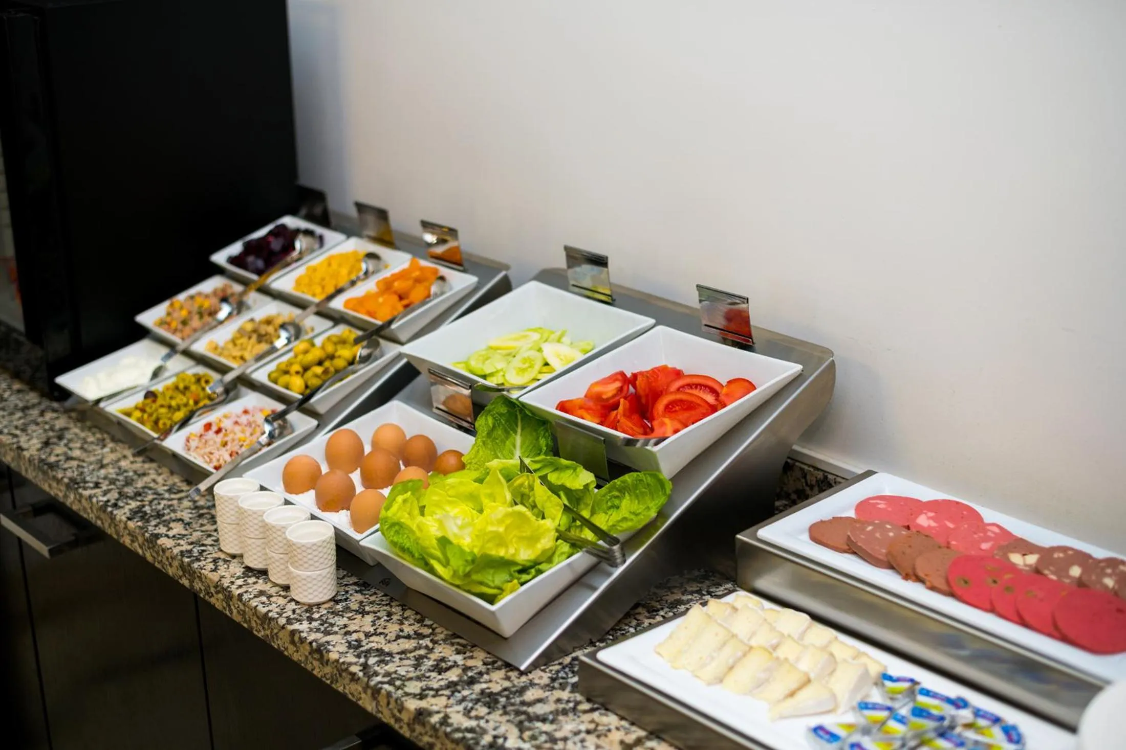 Restaurant/places to eat in Hotel Best Night