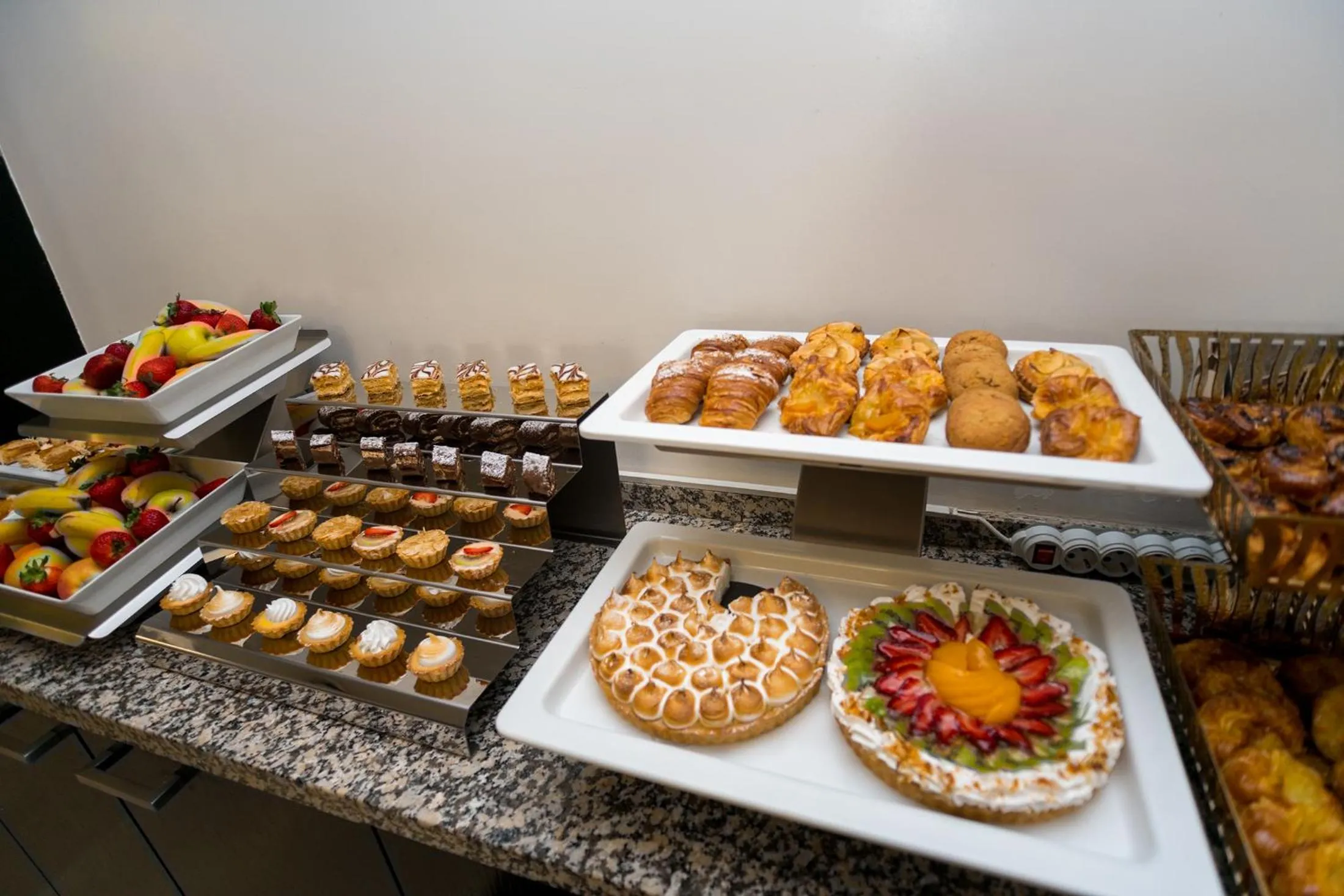 Restaurant/places to eat in Hotel Best Night