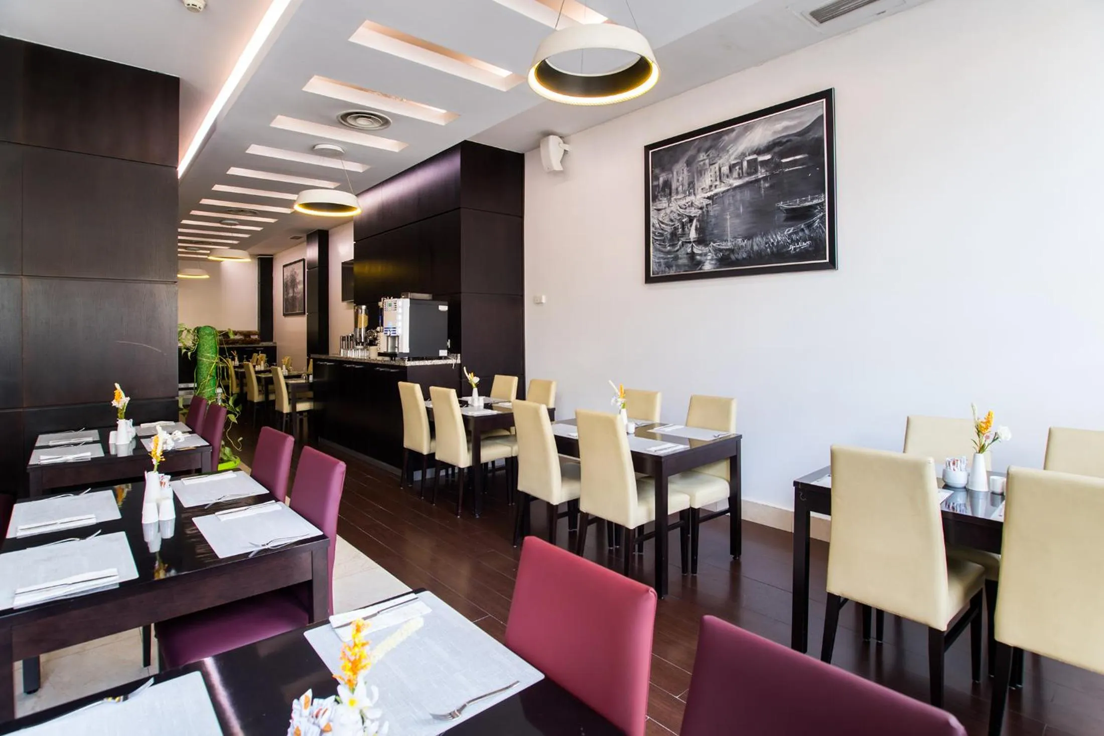 Restaurant/places to eat in Hotel Best Night