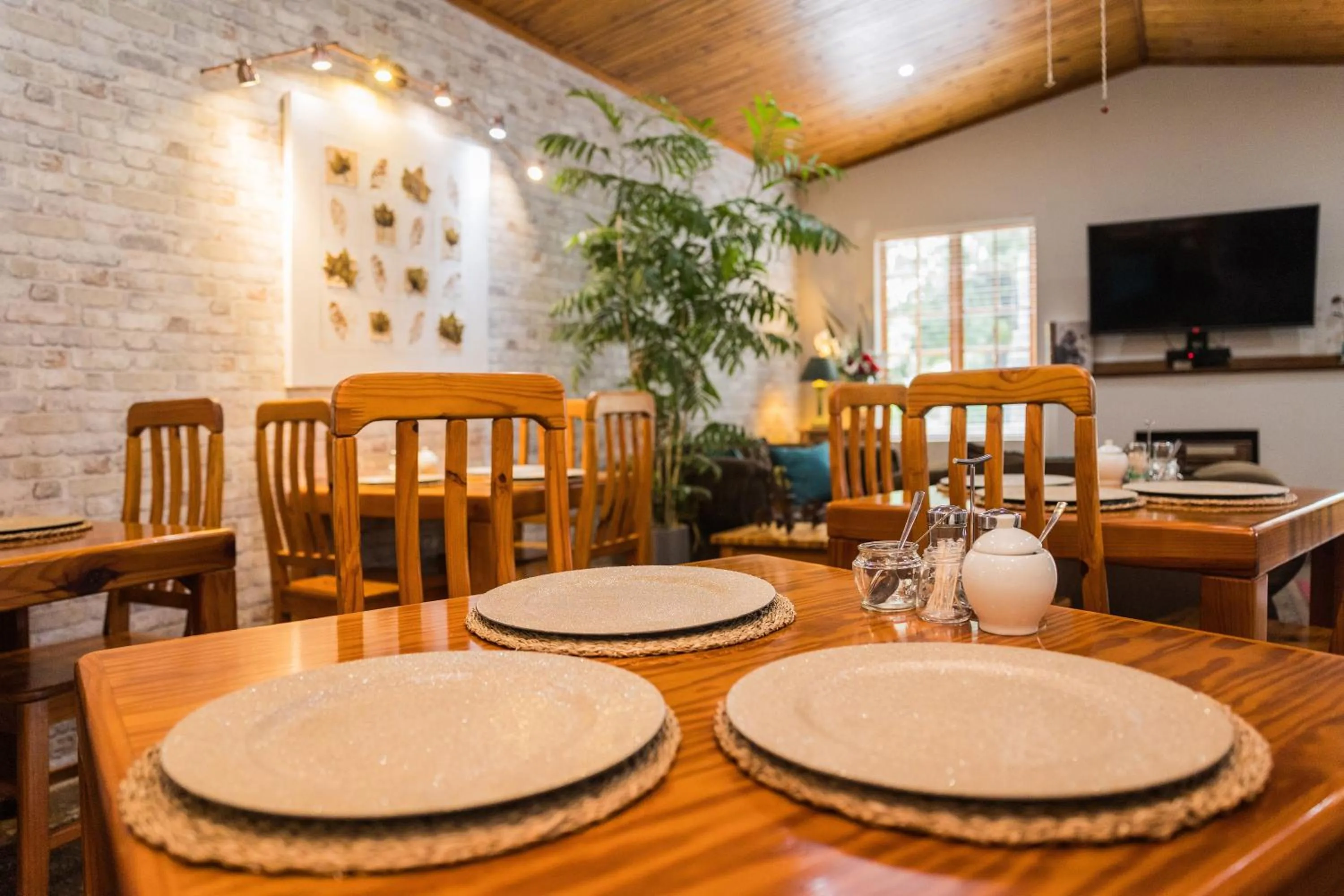 Communal lounge/ TV room in Rozendal Guest House