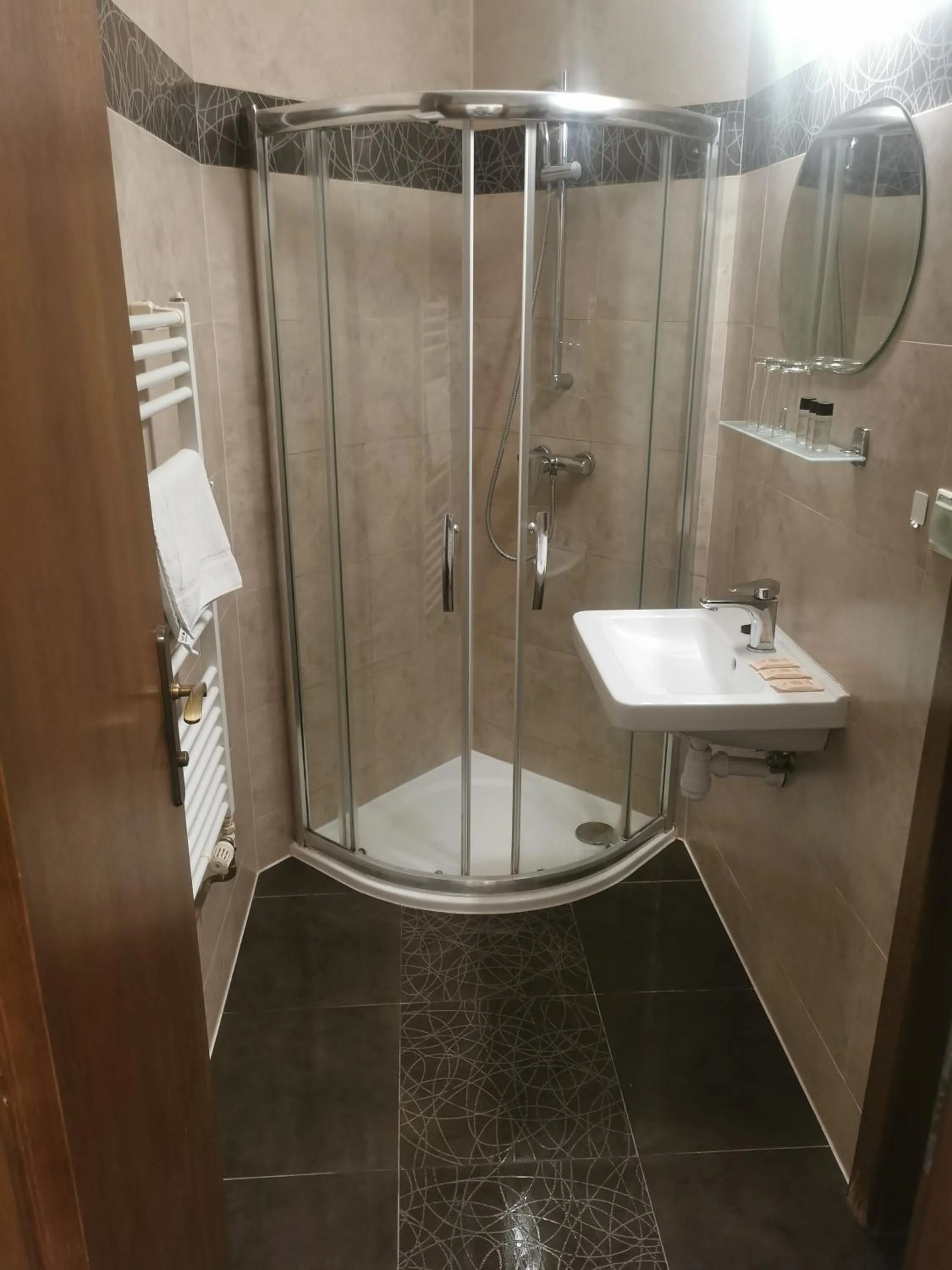 Shower in Hotel Diana