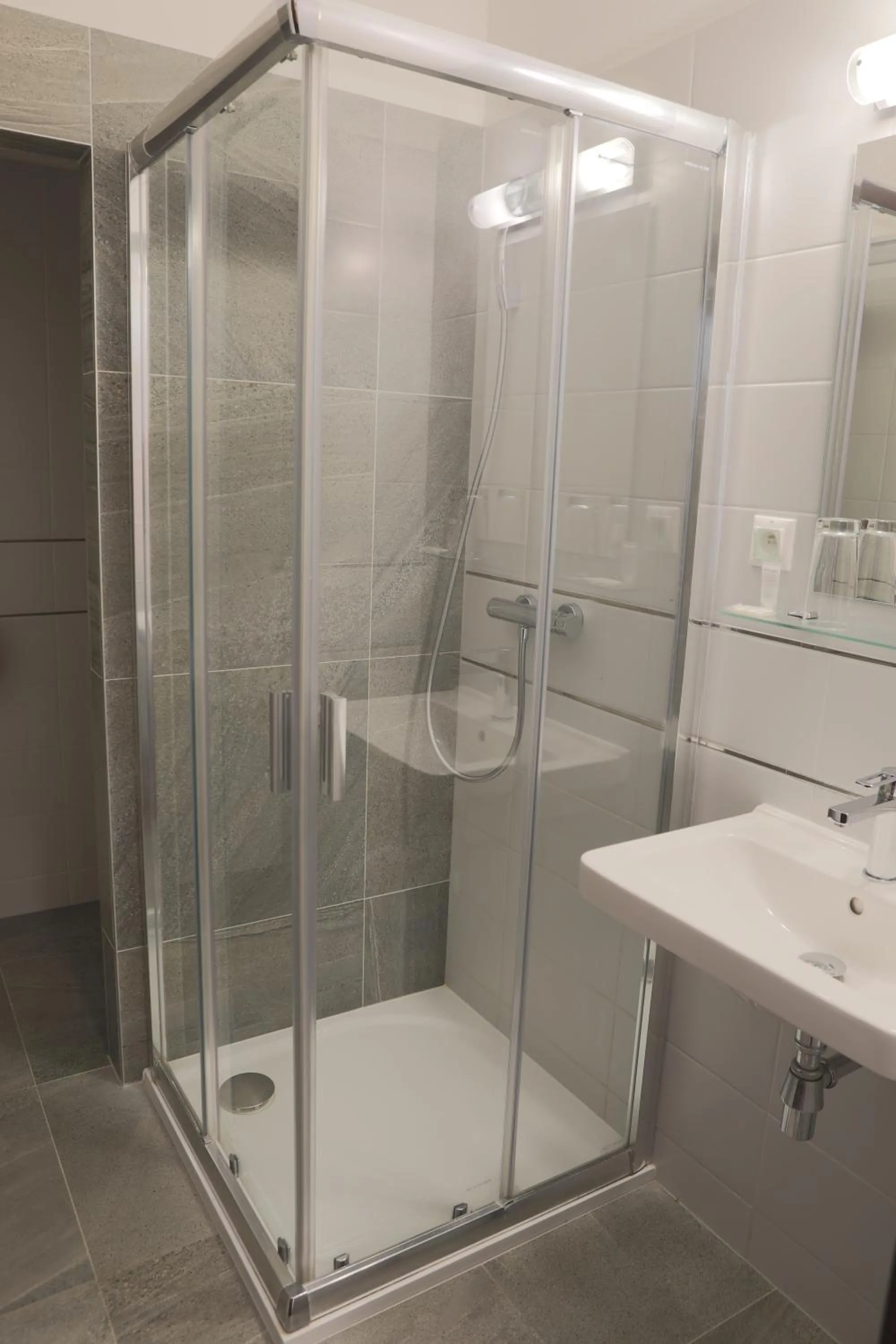 Shower in Hotel Diana