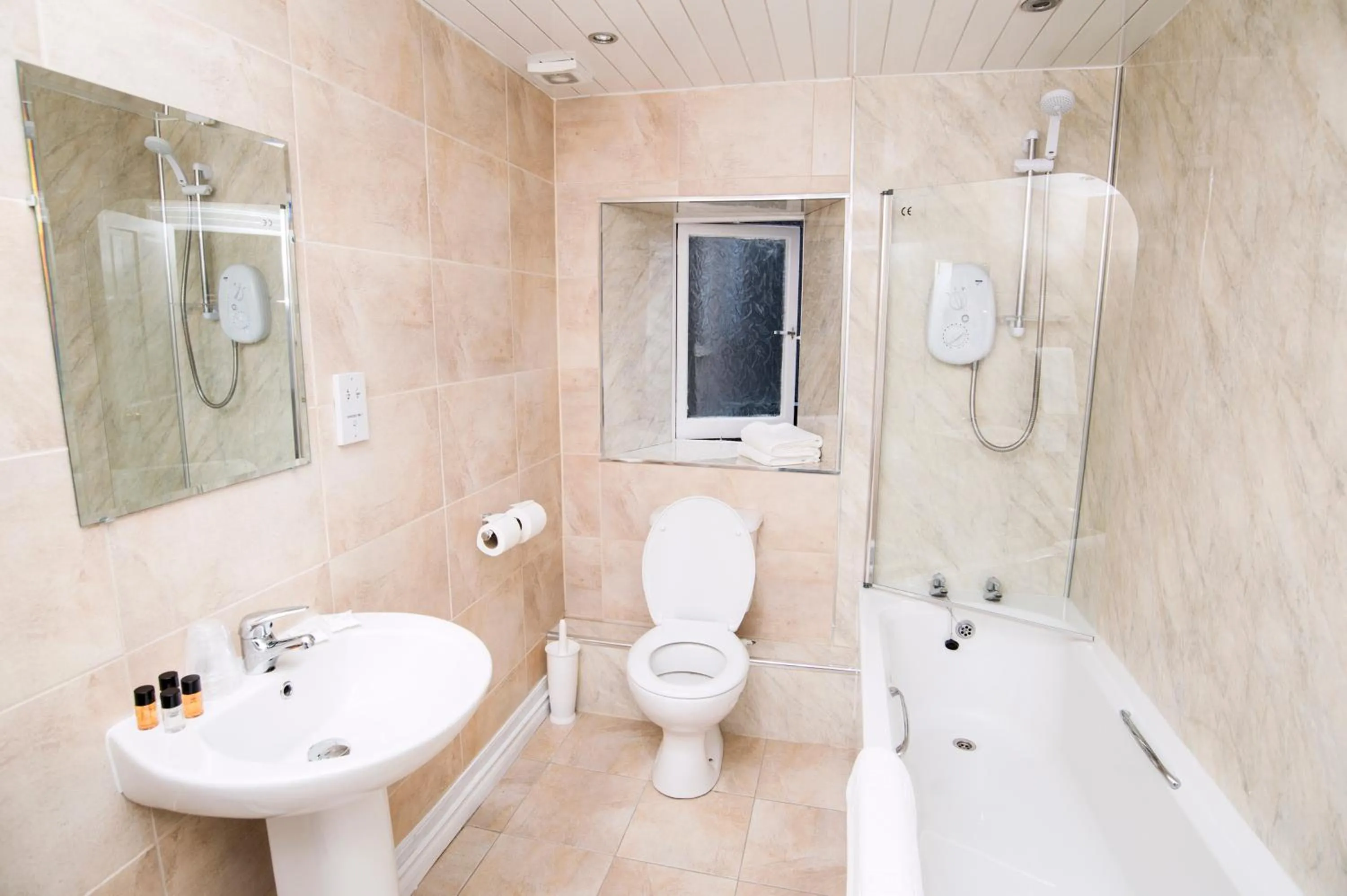 Family Room with Bath in Douglas Arms Hotel