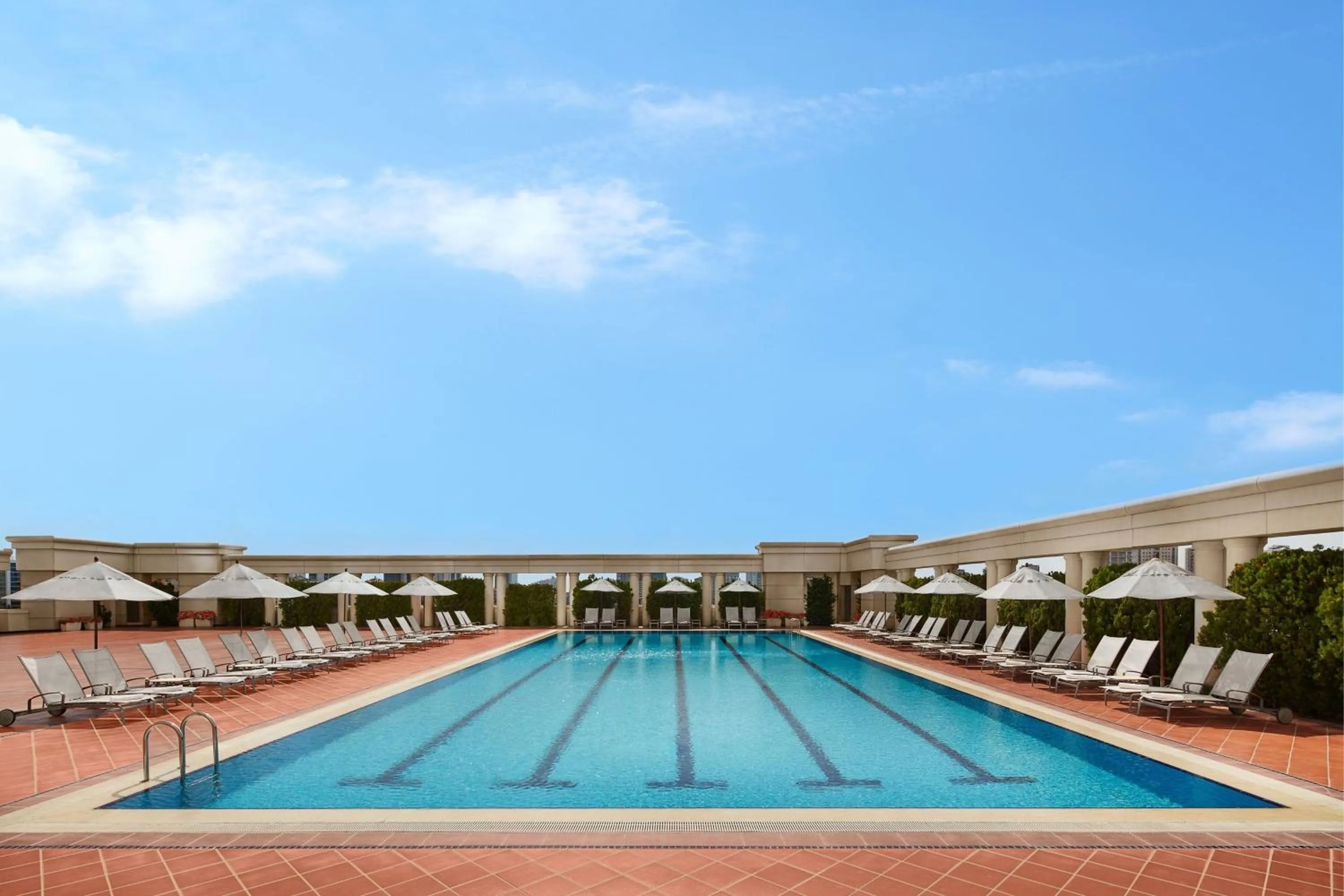Swimming pool in Istanbul Marriott Hotel Asia