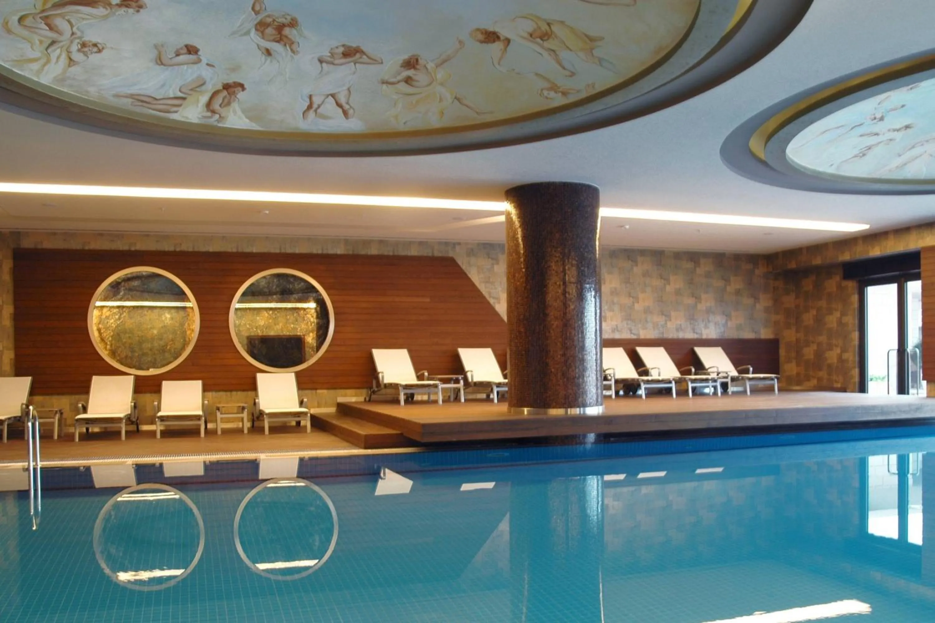 Swimming pool in Istanbul Marriott Hotel Asia