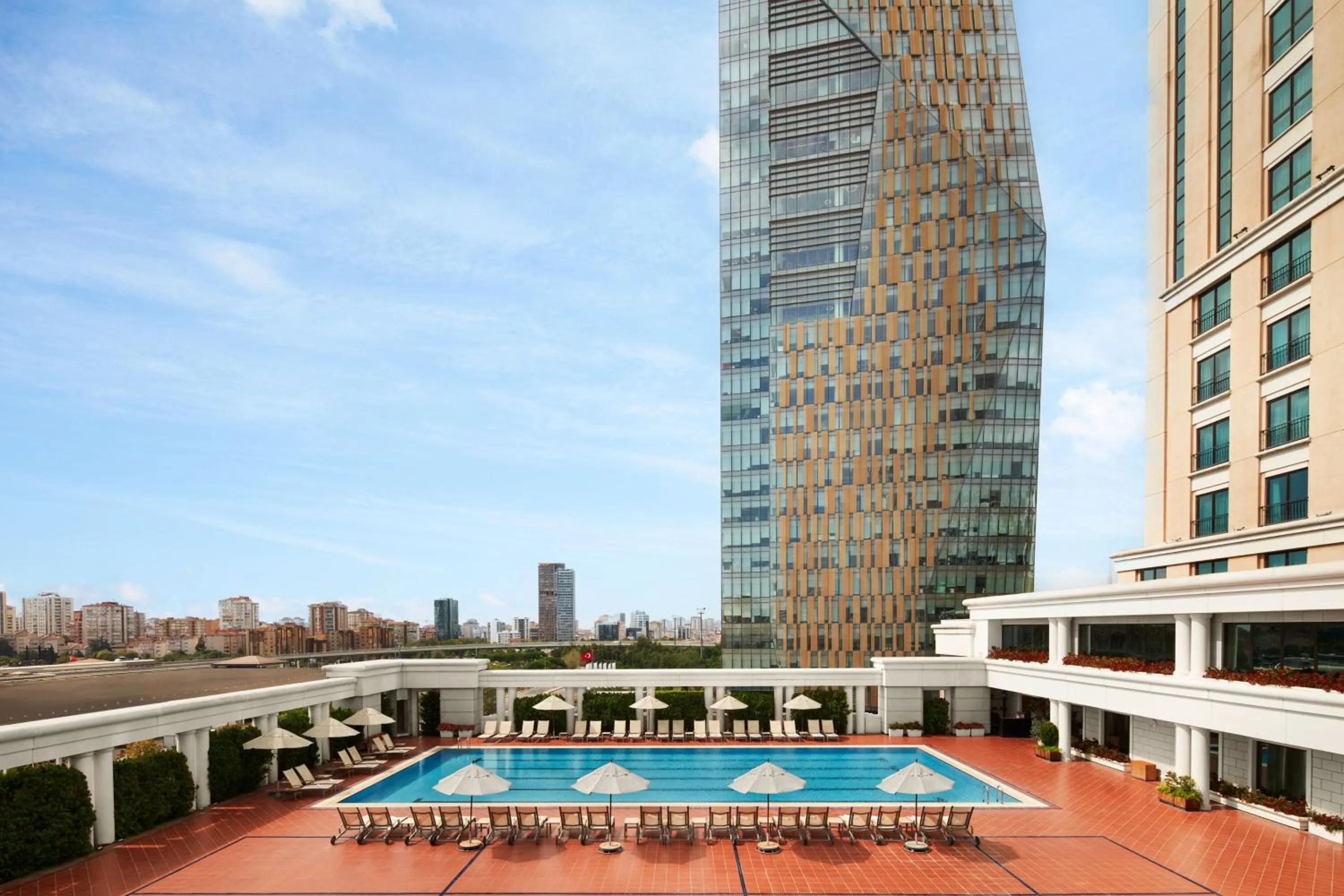 Swimming pool in Istanbul Marriott Hotel Asia