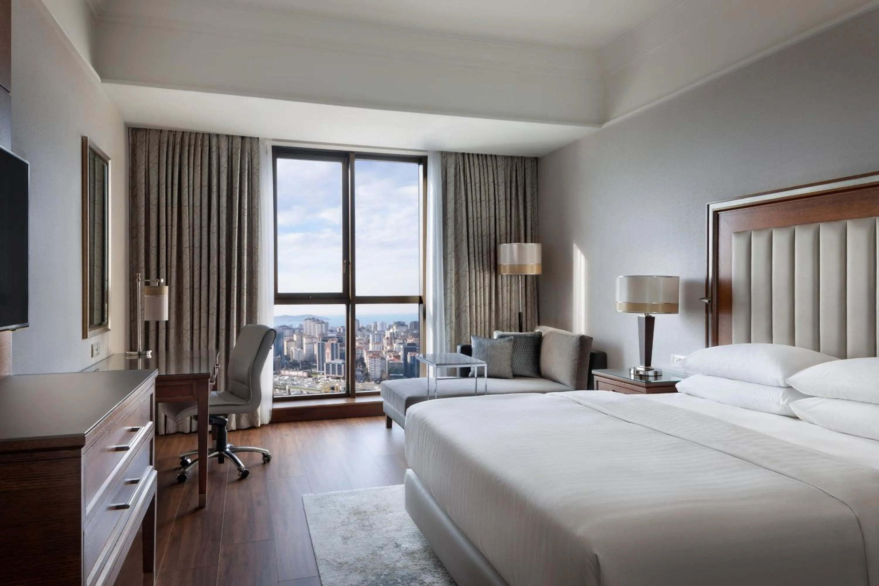 Photo of the whole room, Bed in Istanbul Marriott Hotel Asia