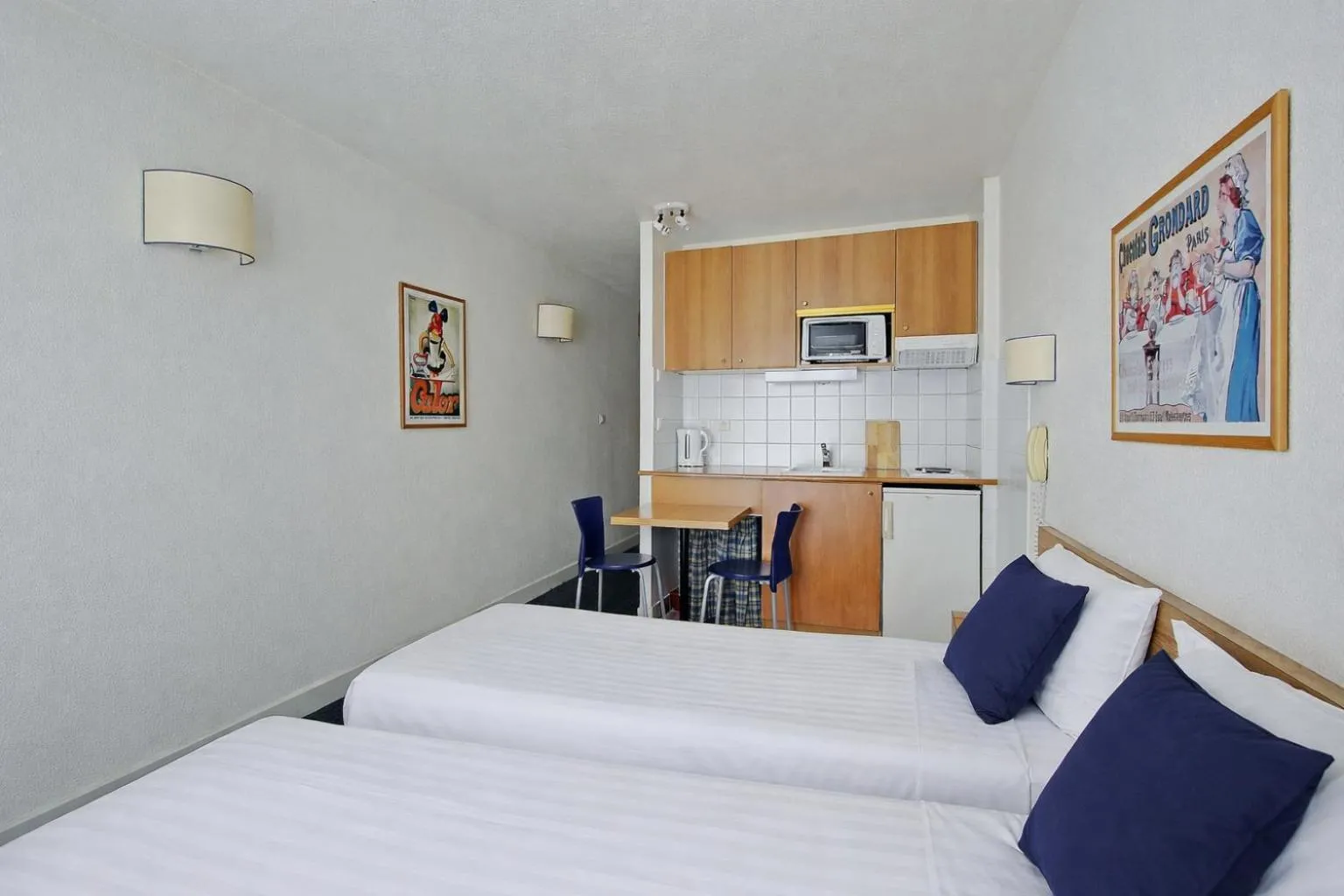 Kitchen or kitchenette, Bed in Les Lilas Serviced Apartments