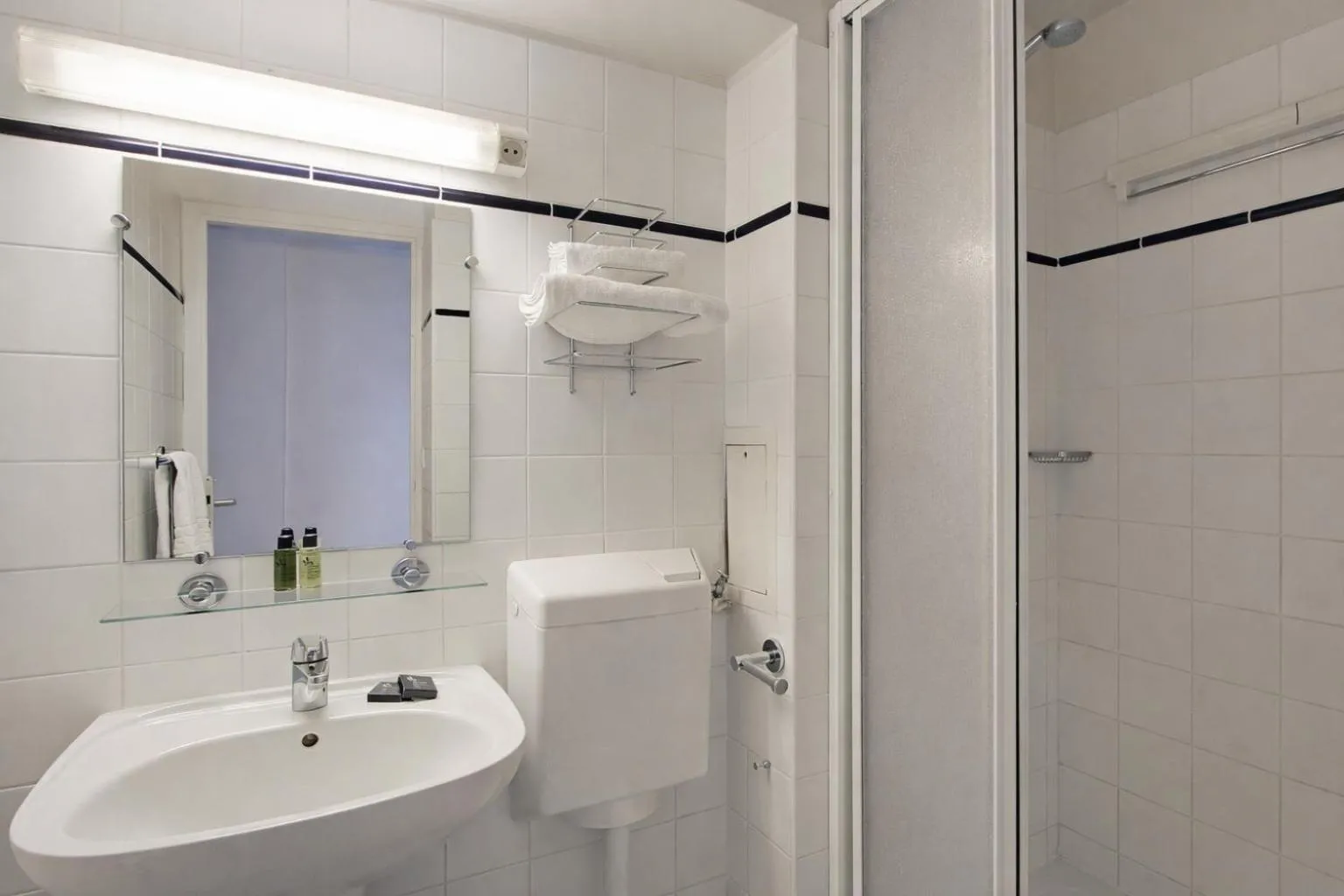 Shower in Les Lilas Serviced Apartments