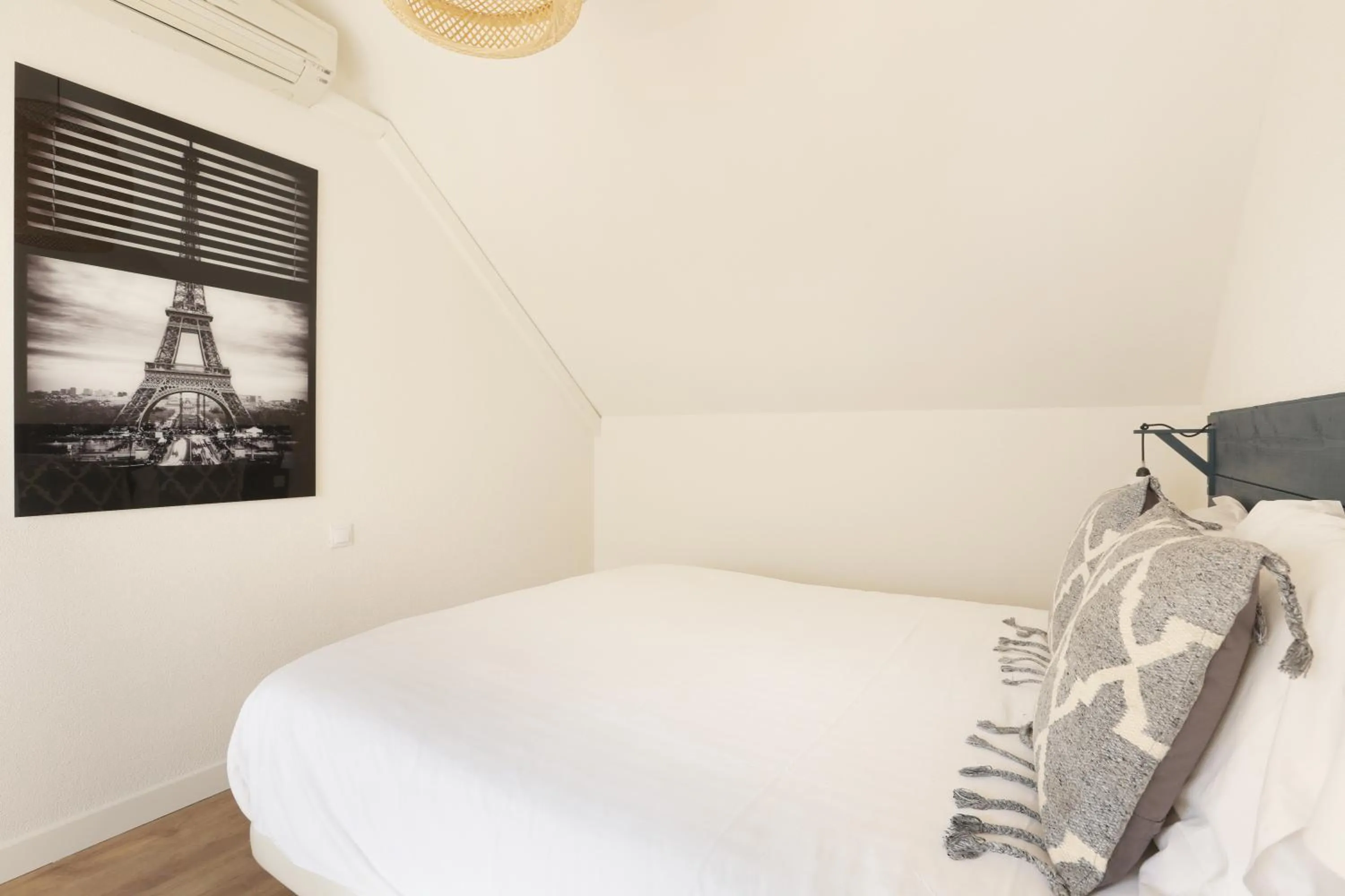Bedroom, Bed in Les Lilas Serviced Apartments