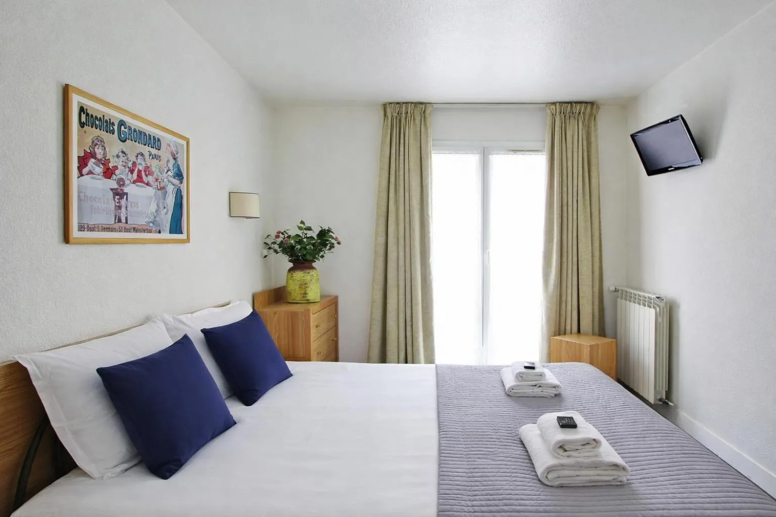 Bed in Les Lilas Serviced Apartments
